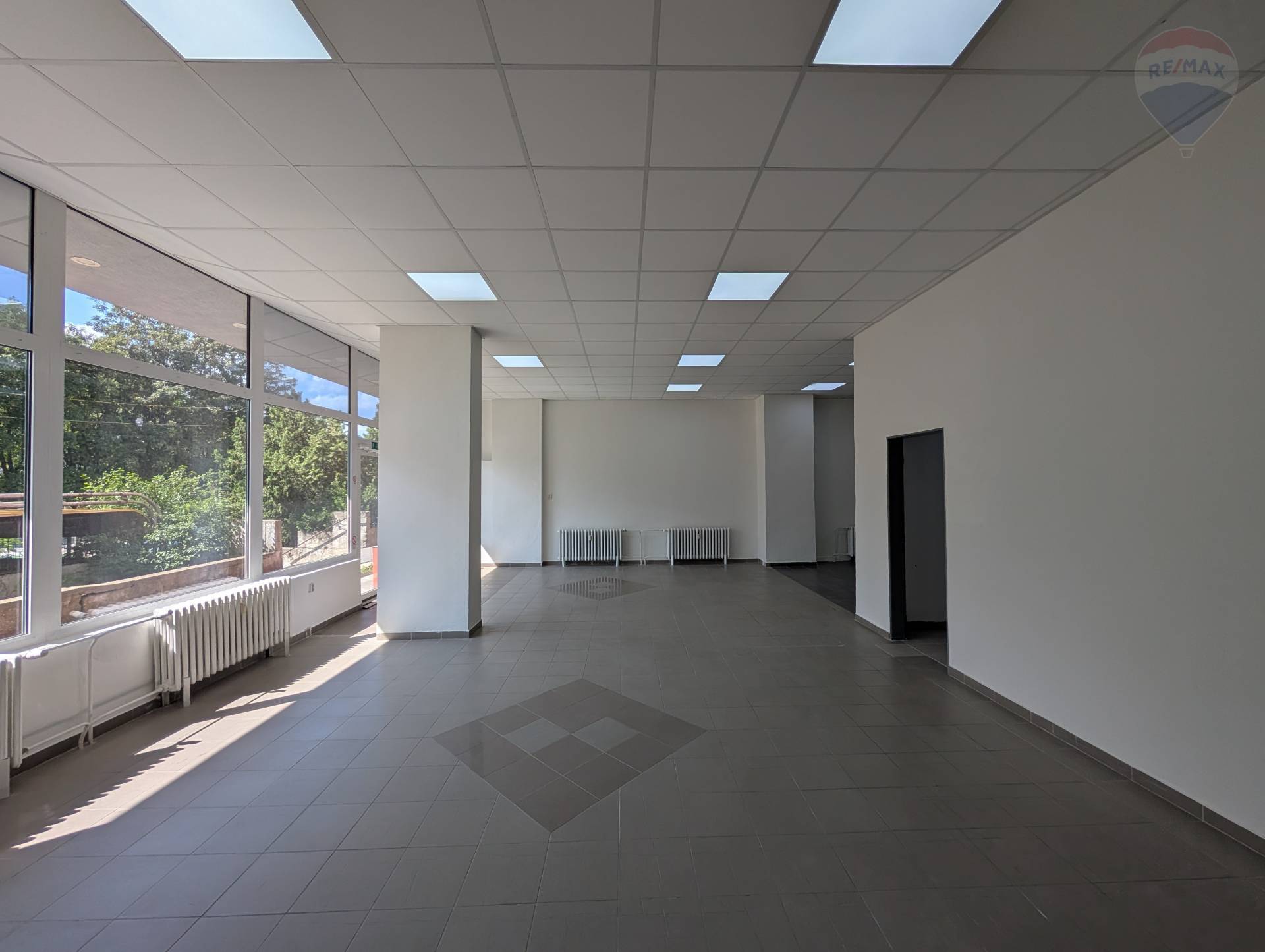 PRENÁJOM – obchodný priestor 158 m2 v rušnej časti Petržalky 
