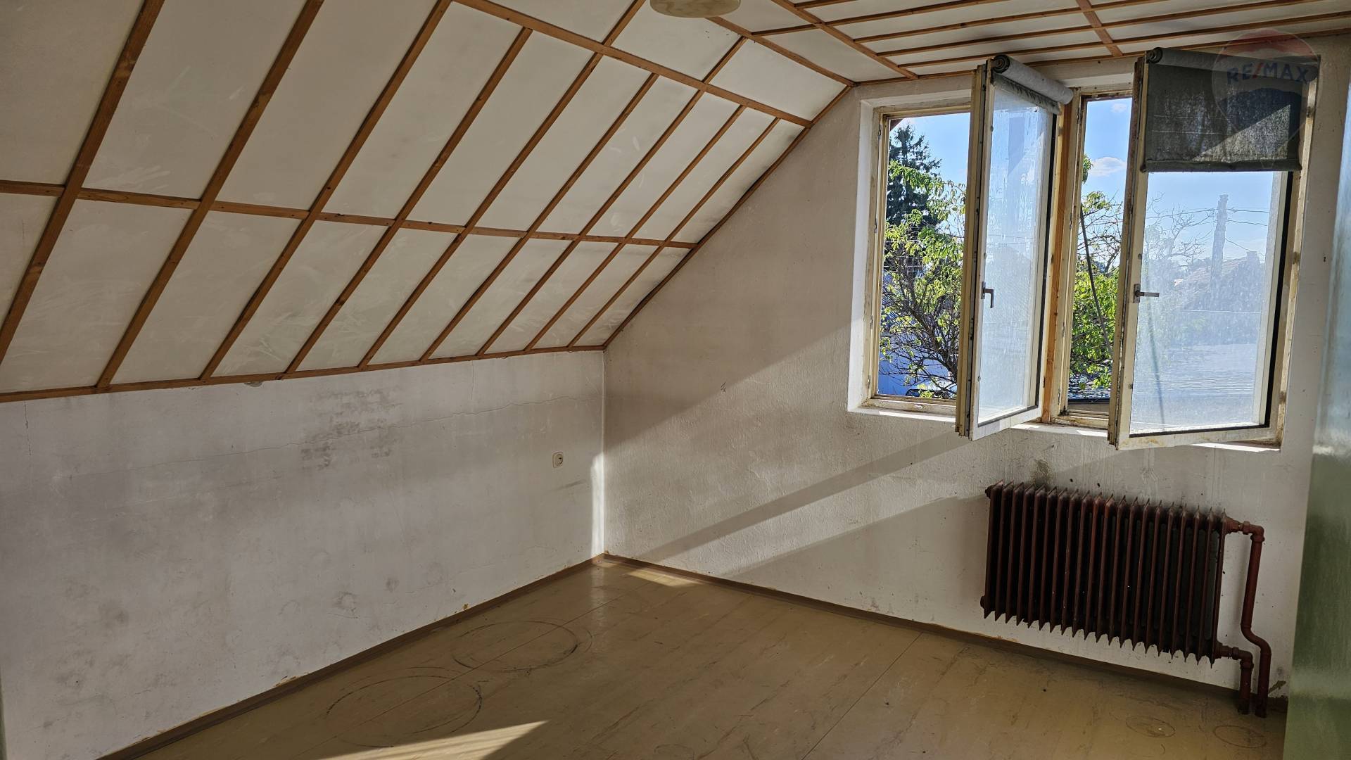 Na predaj 6-izbový dom 170 m2 s dvojgarážou 72 m2 v obci Topoľnica