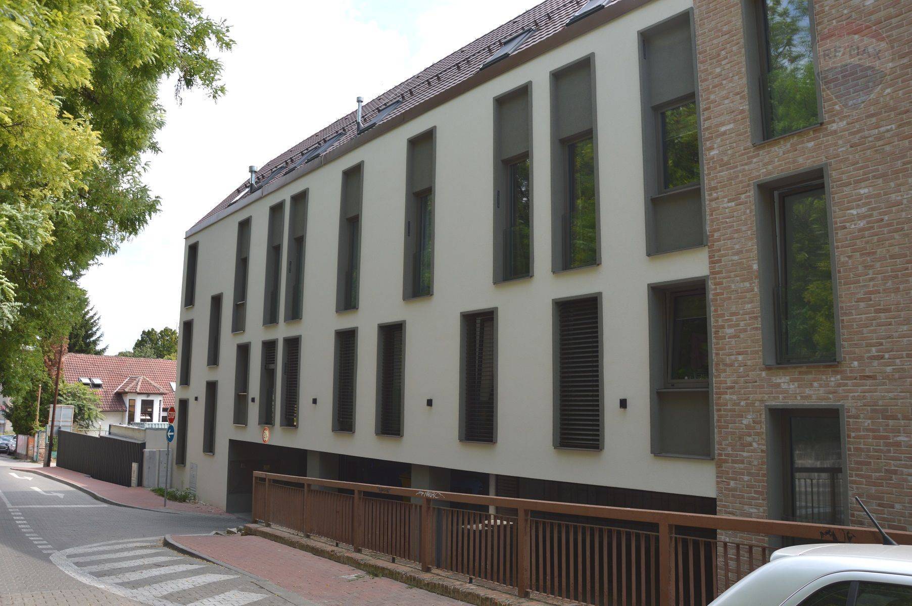 Prenájom novostavba 2 izbový byt Nitra centrum + garážové státie