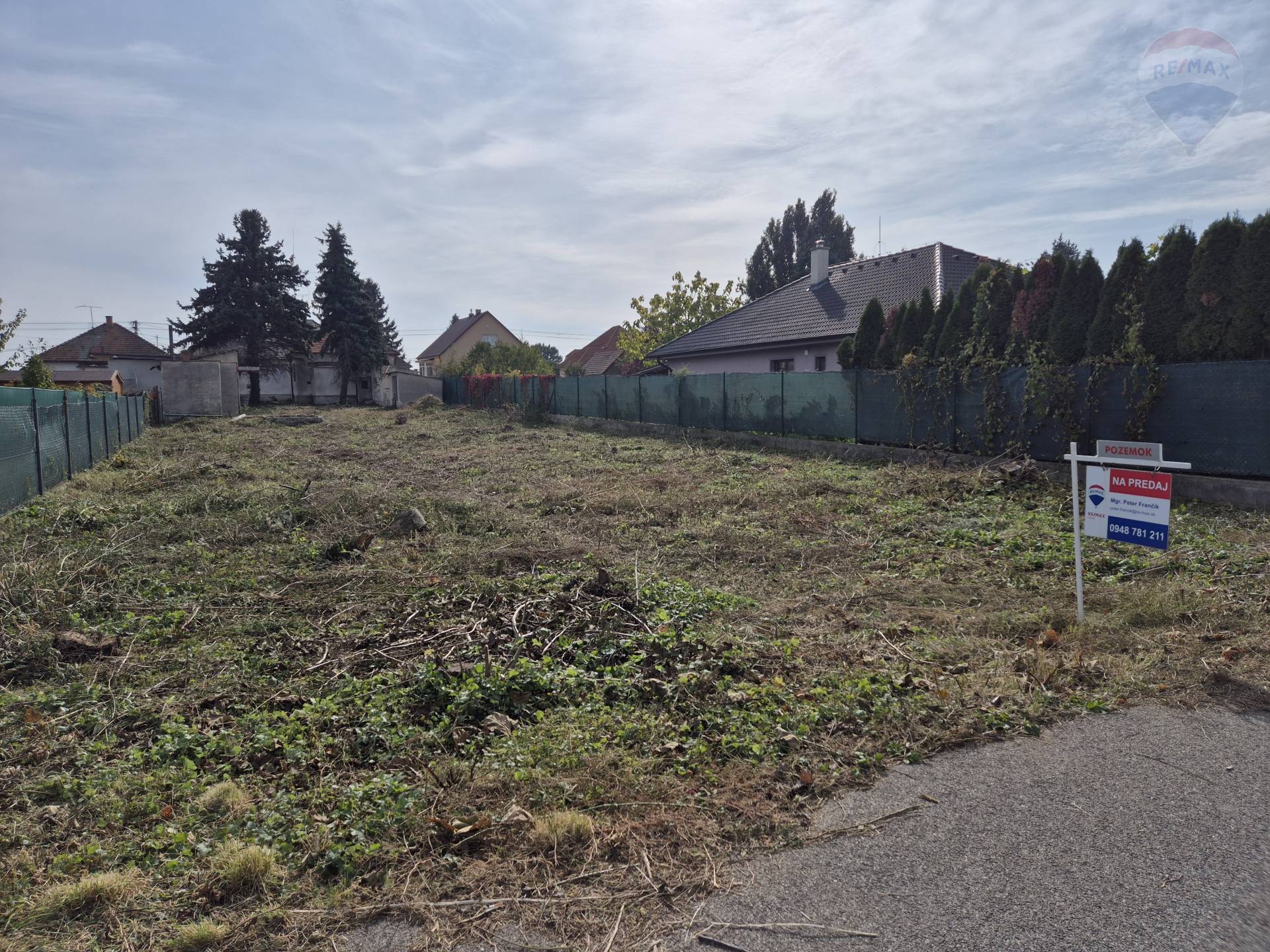 Predaj pozemku 893 m2, Ivanka pri Nitre  -