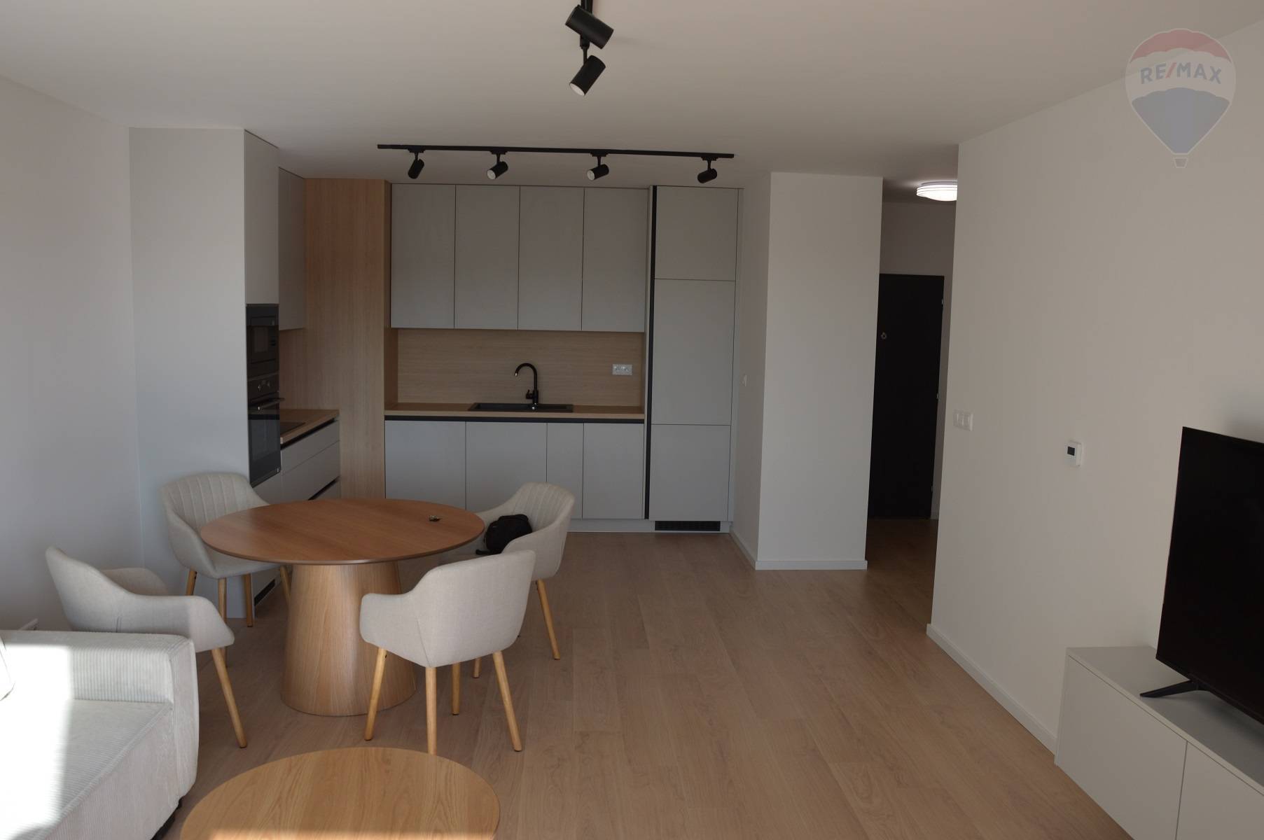 Prenájom bytu (2 izbový) 56 m2, Nitra -