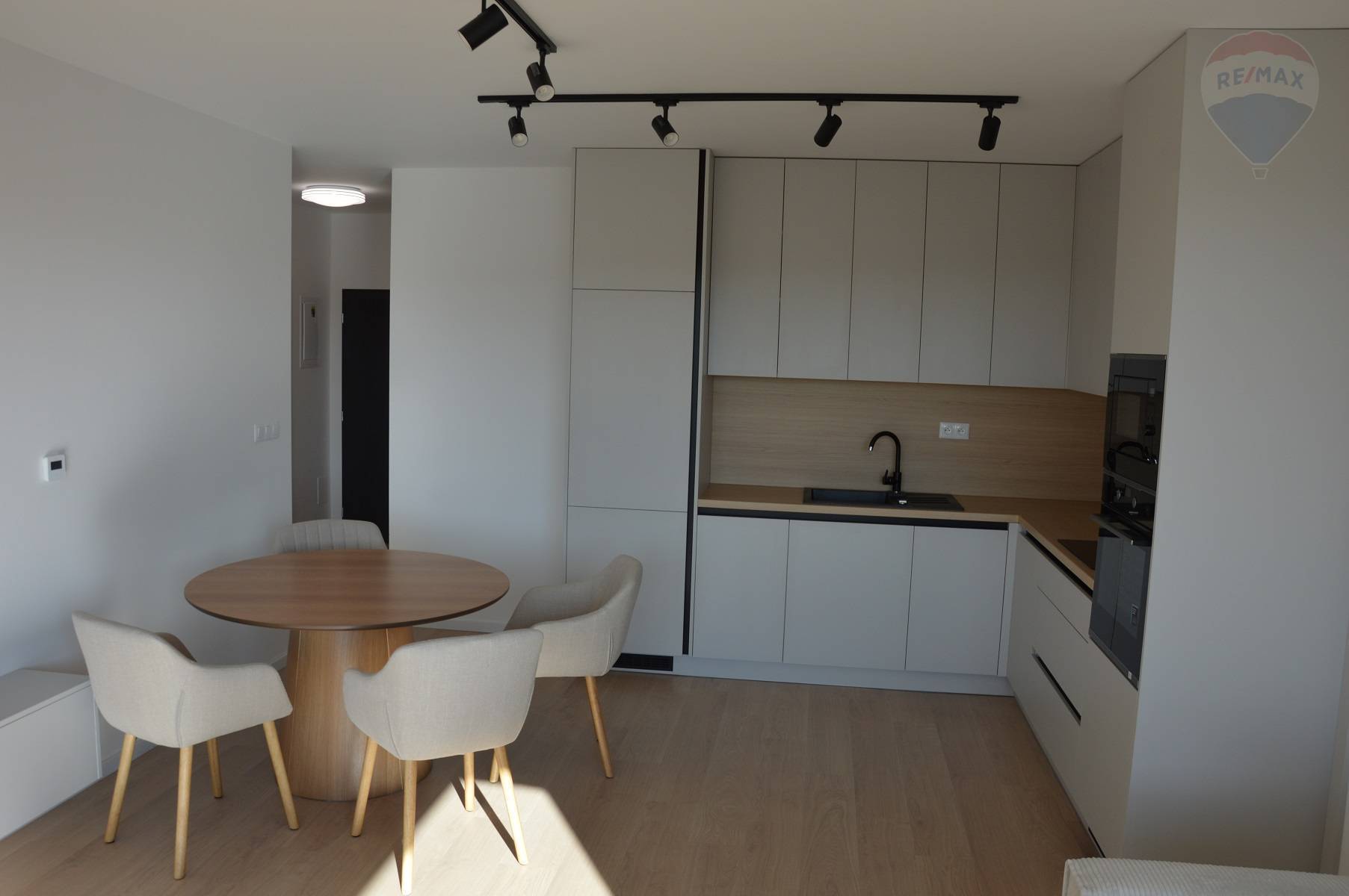 Prenájom bytu (2 izbový) 52 m2, Nitra  -