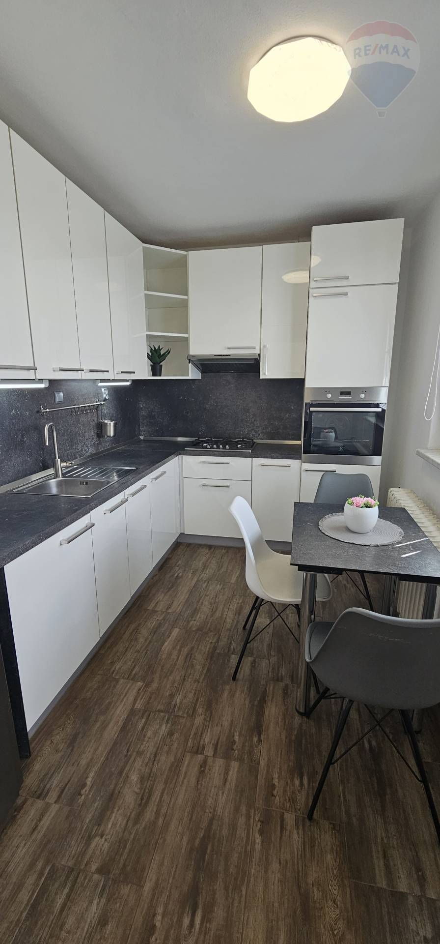 Prenájom Klimatizovaný 2 izbový byt Nitra Centrum.