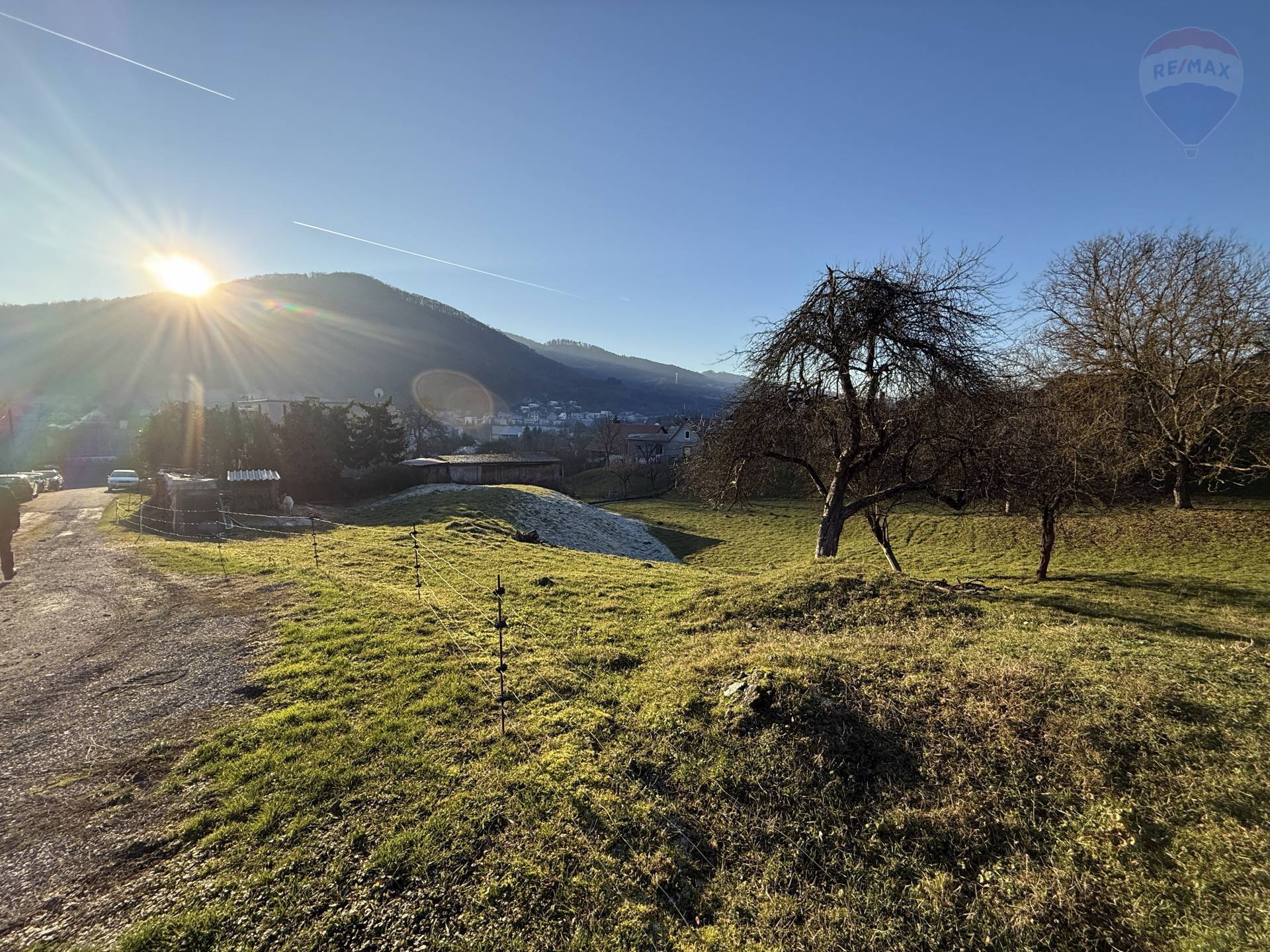 NÁDHERNÝ POZEMOK V SRDCI ŽARNOVICE NA PREDAJ