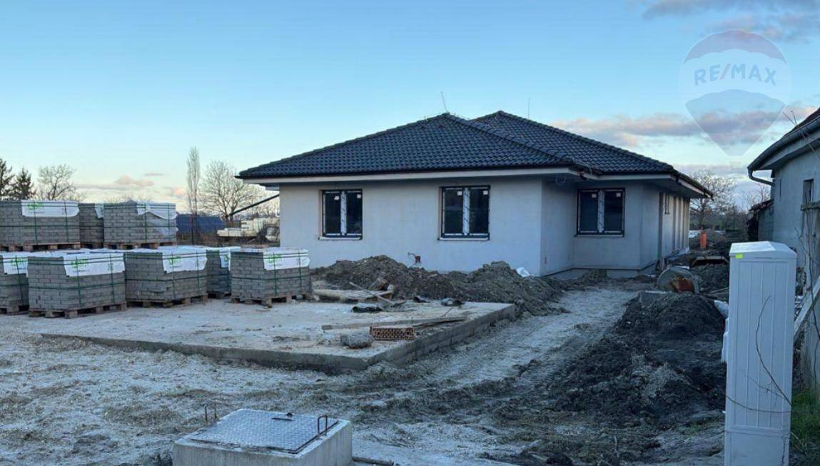 Predaj 4 izbový novo postavený rodinný dom v obci Veľké Úľany