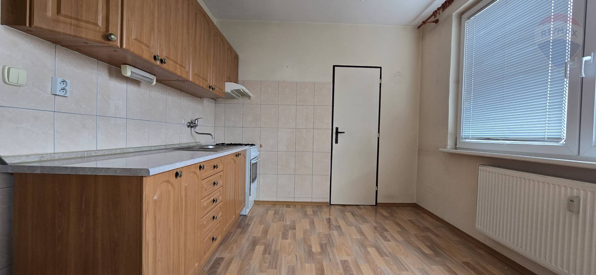 Na predaj 3-izbový byt v Topoľčanoch – výborná poloha, zateplený dom, nový výťah