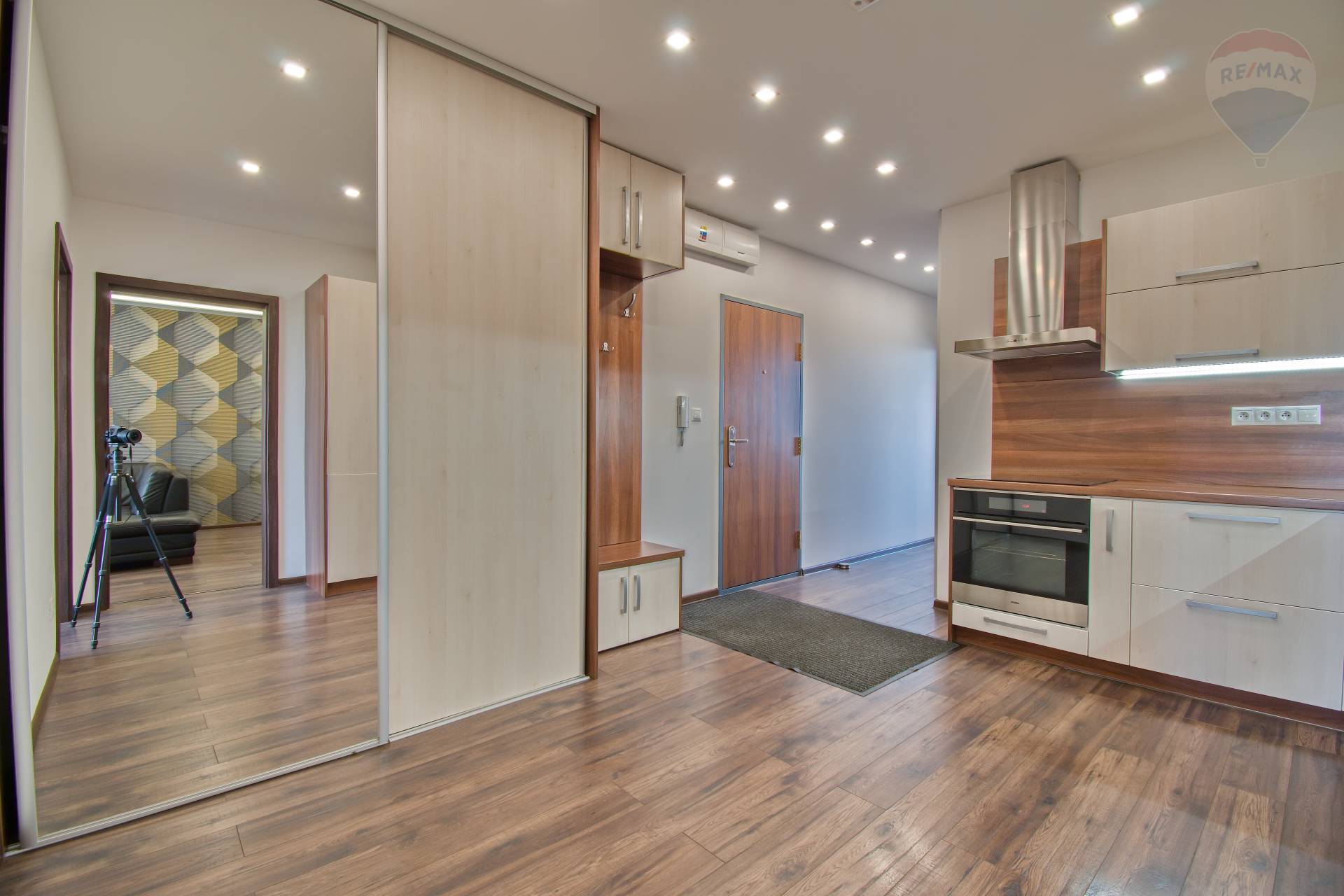 Na predaj: kompletne zrekonštruovaný 3 izbový byt, 63m2, Šala, Okružná