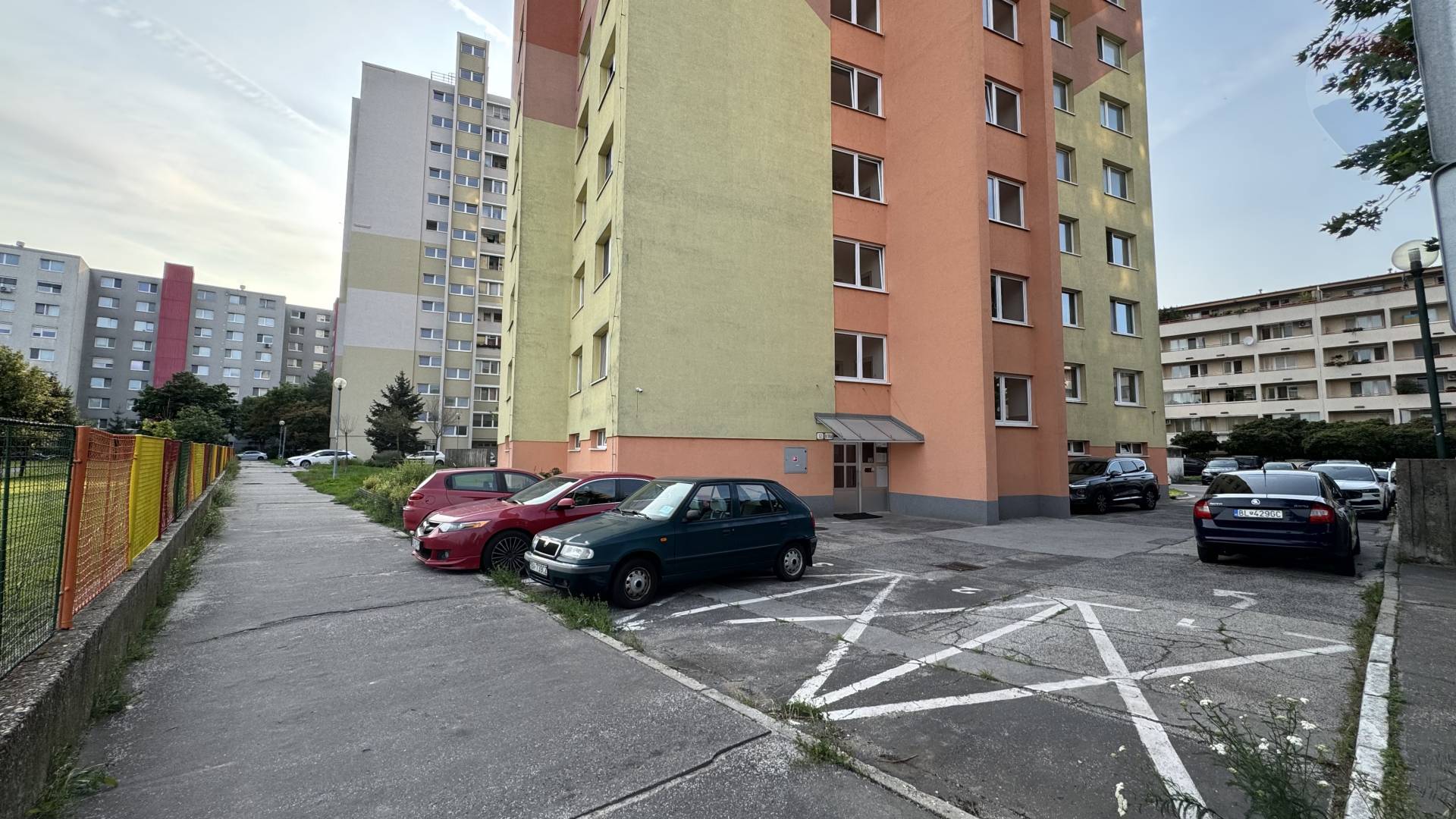 PREDAJ: 3IZBOVÝ BYT, BRATISLAVA - DÚBRAVKA, NEJEDLÉHO UL. 