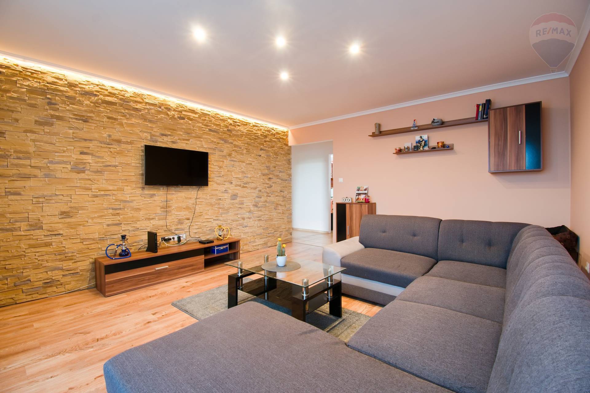 Na predaj 3 izbový byt 82 m2, garáž, záhrada, kompletná rekonštrukcia, Veľký Meder