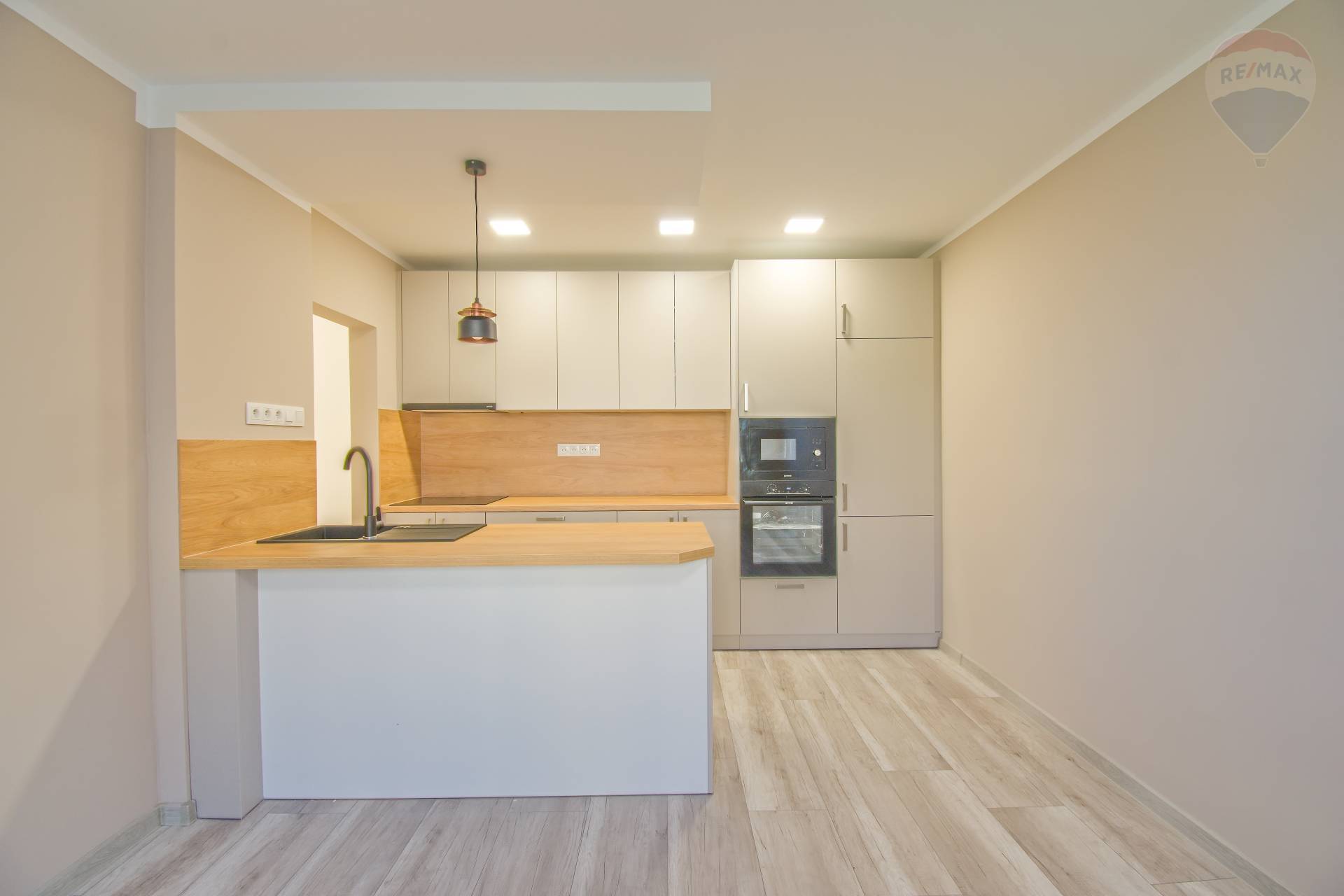 Na predaj 2 izbový byt, 44 m2, balkón, kompletná rekonštrukcia, Dunajská Streda, Nová Ves
