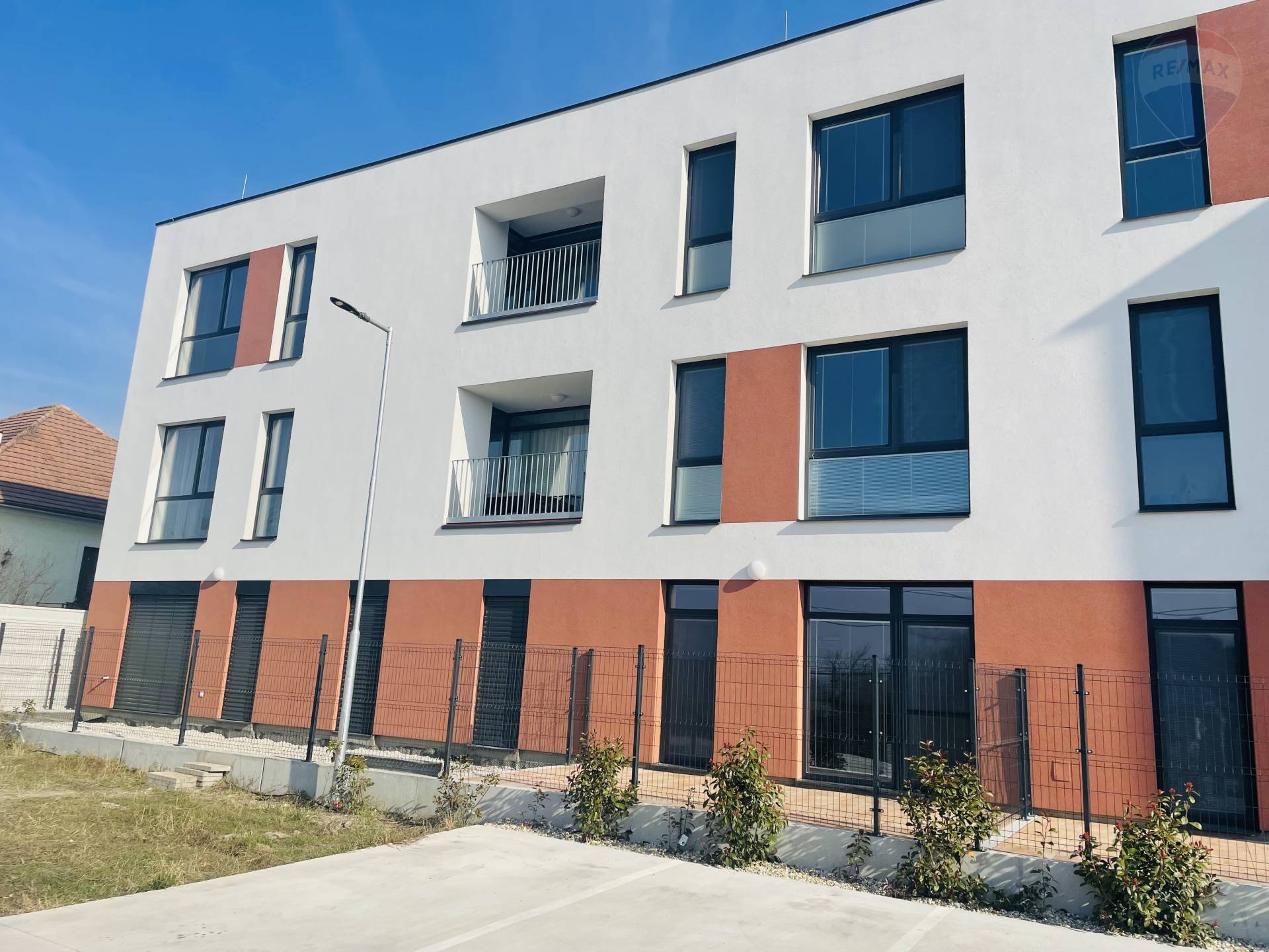PRENÁJOM: 1IZBOVÝ KOMPLETNE ZARIADENÝ BYT  S PARKOVANÍM, ŠAMORÍN