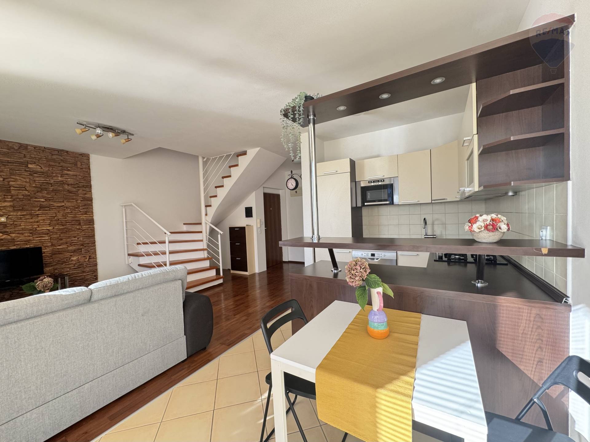 Prenájom: 3 izbový byt, 74 m2, Dunajská Streda, Kr.Žigmunda, garáž, príjemná lokalita, 2 osoby
