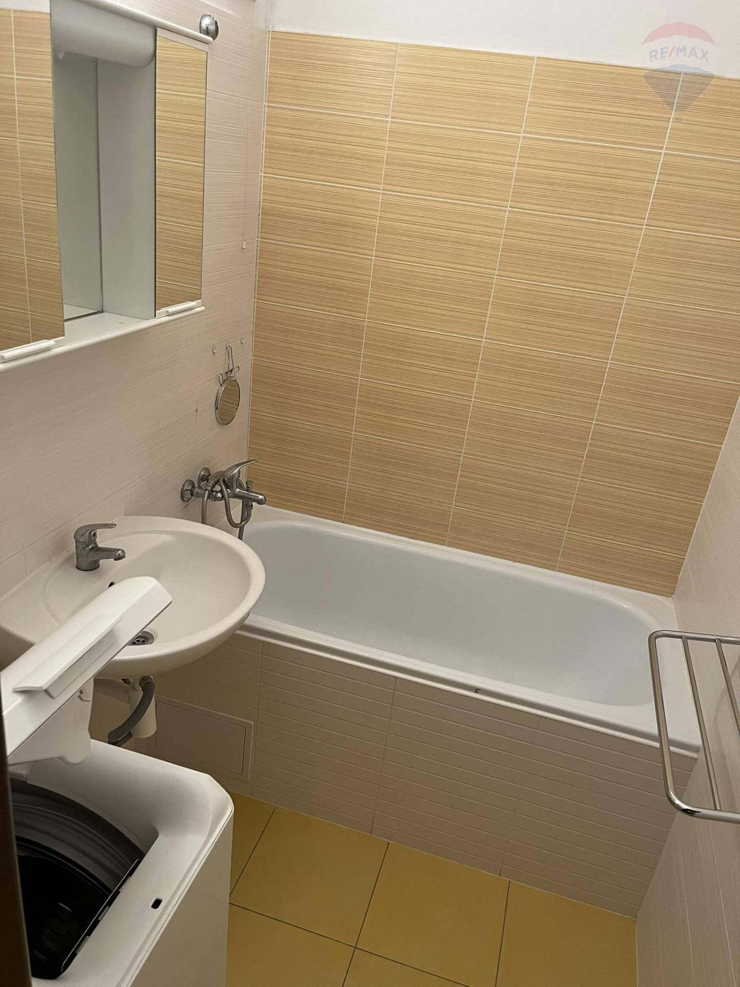 Prenájom bytu (1 izbový) 45 m2, Dunajská Streda  -