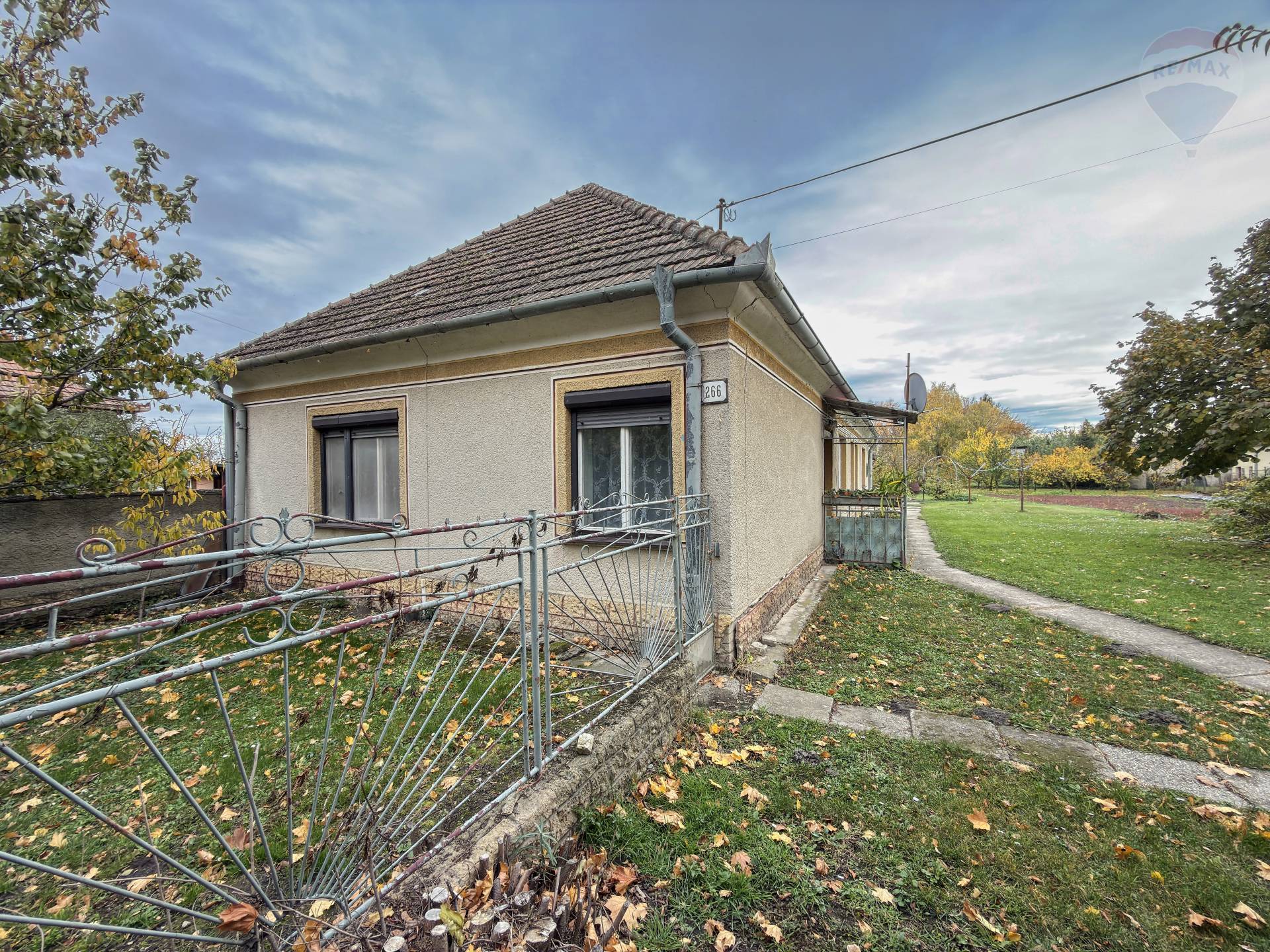 Na predaj priestranný vidiecky rodinný dom v obci Baka, pozemok 1875 m², dvojgaráž a prístavba