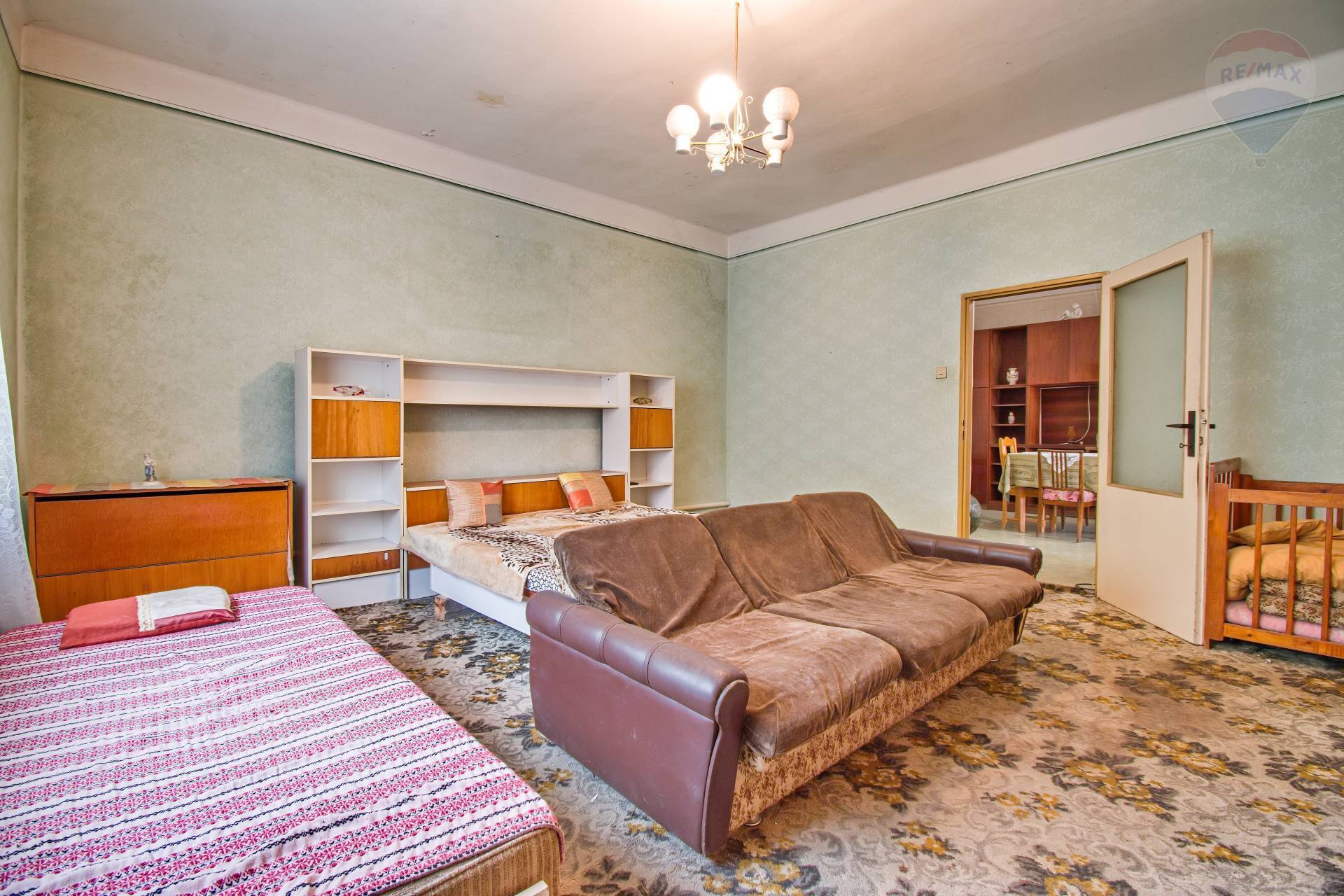 Na predaj priestranný vidiecky rodinný dom v obci Baka, pozemok 1875 m², dvojgaráž a prístavba