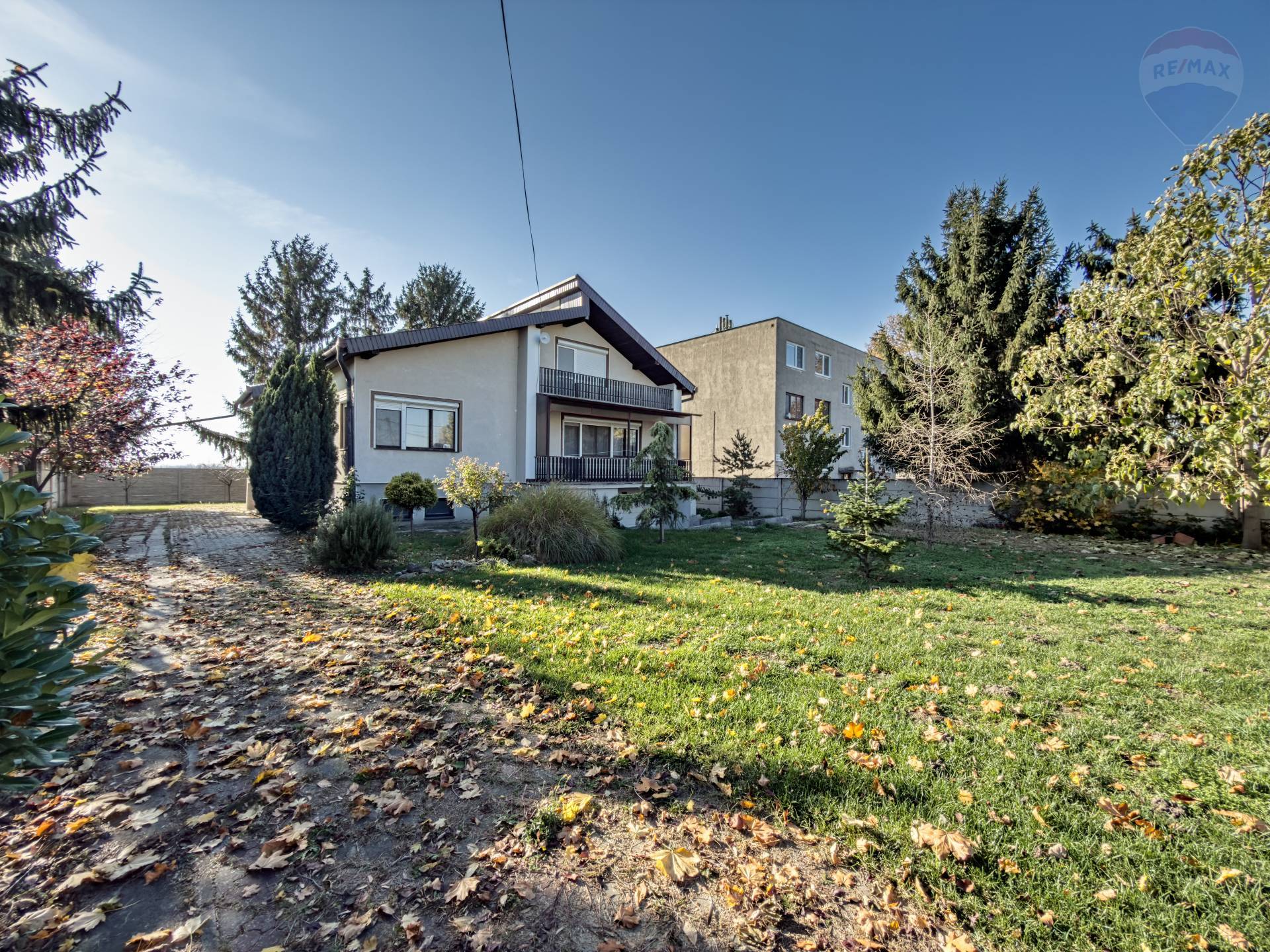 Na predaj rodinný dom, 5 izieb, terasa, garáž, pozemok 981 m2, Tôň, okres Komárno