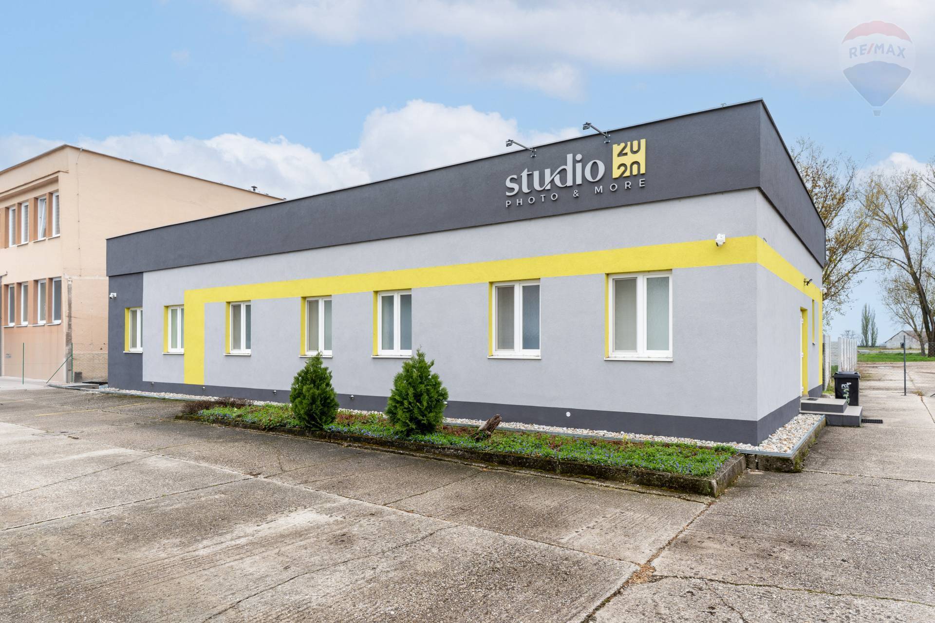 Predaj: budova na podnikanie, obec Trhová Hradská