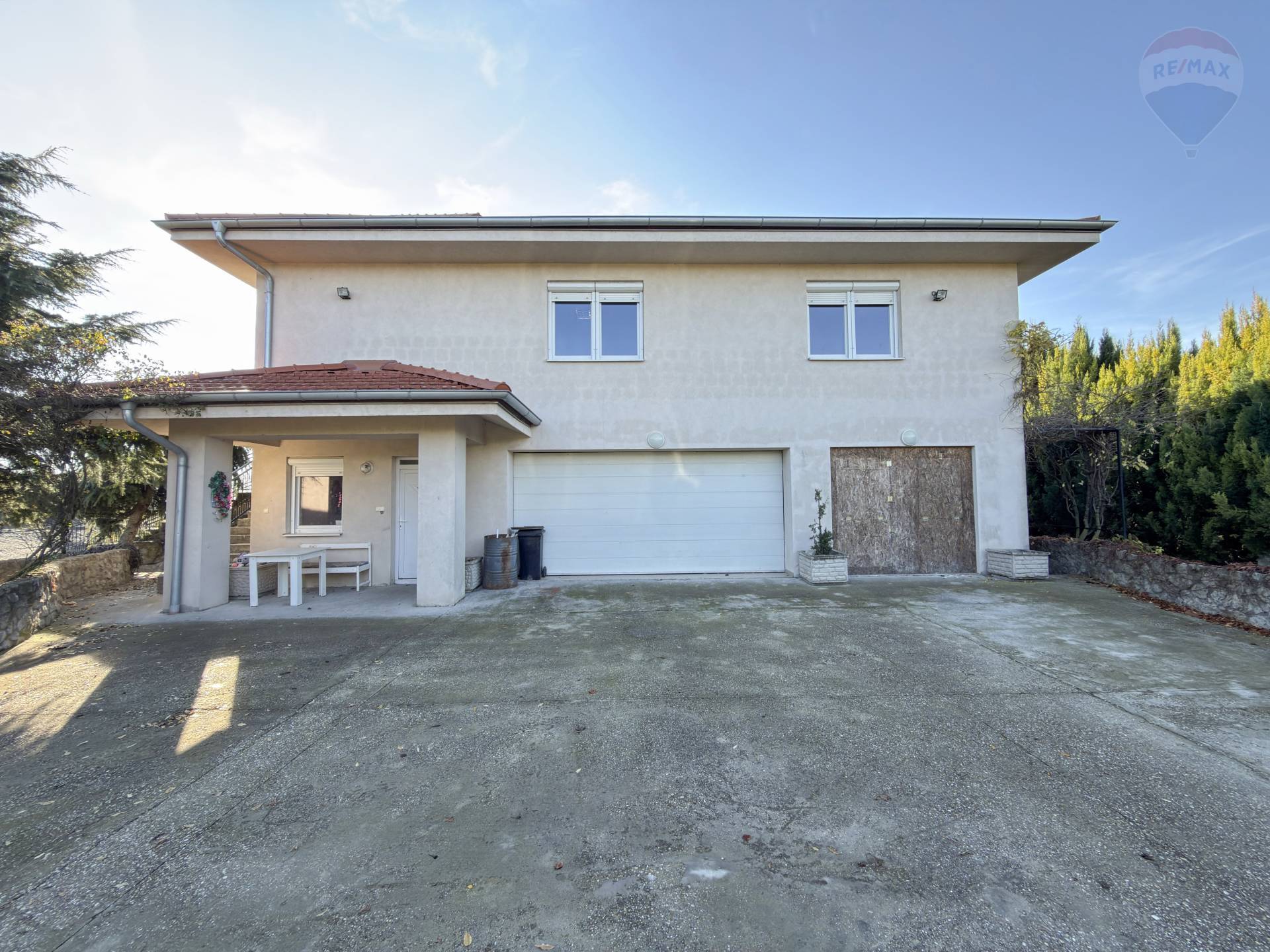 Na prenájom Rodinný dom s tromi bytovými jednotkami, pozemkom a rybníkom  – Veľký Meder/ Ižop