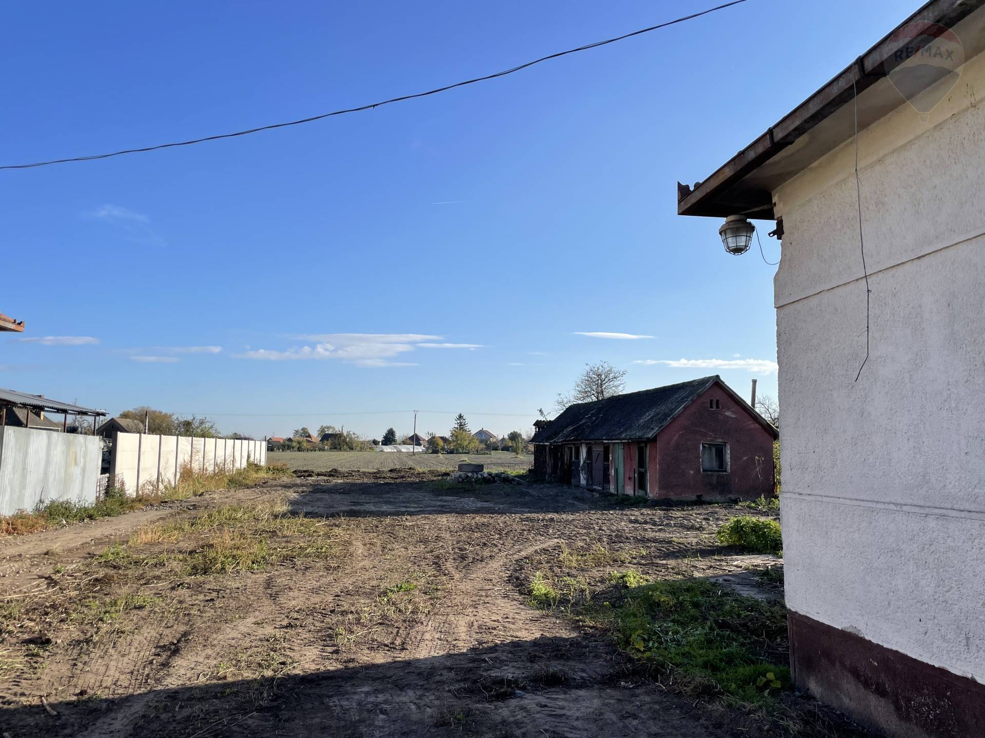 NA PREDAJ: 1129 m2 POZEMOK SO STARTŠÍM DOMOM, BAKA 