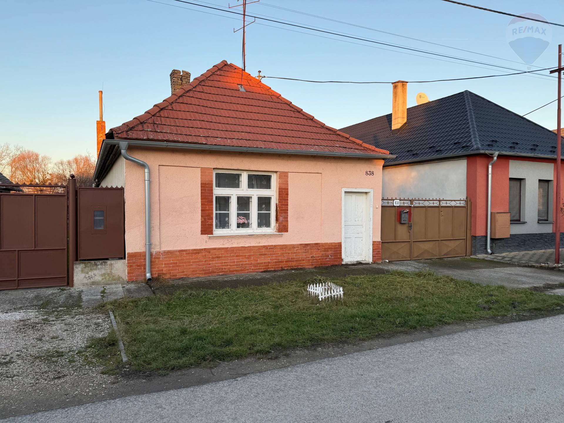 Rodinný dom na predaj – Horné Saliby, pozemok 1 259 m²