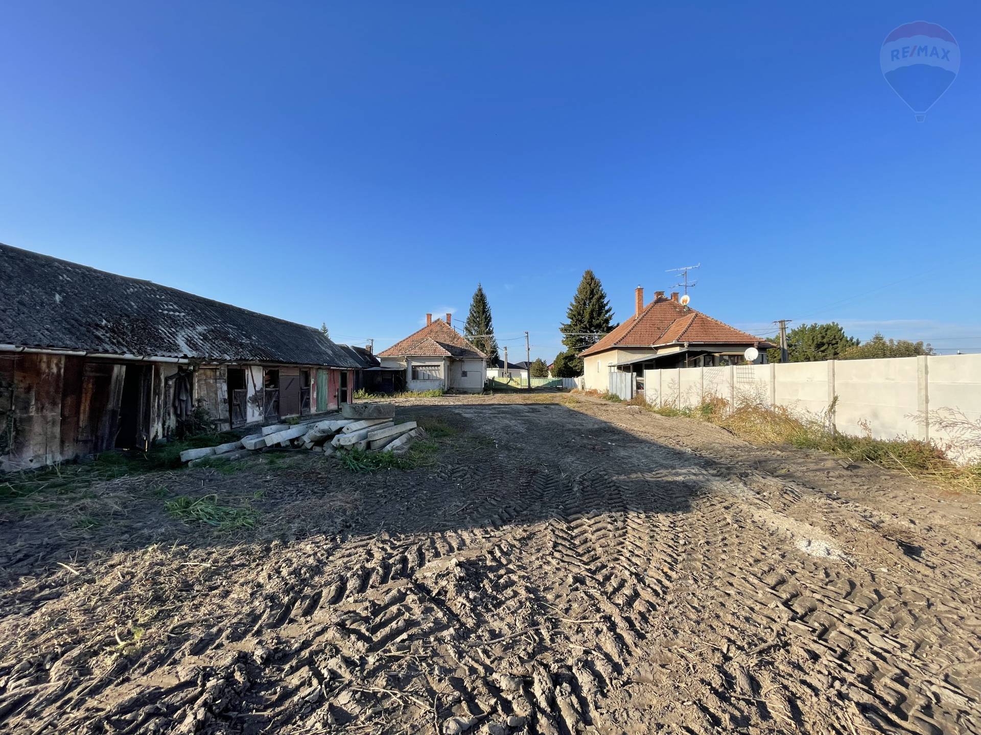 NA PREDAJ: 1129 m2 POZEMOK SO STARTŠÍM DOMOM, BAKA 