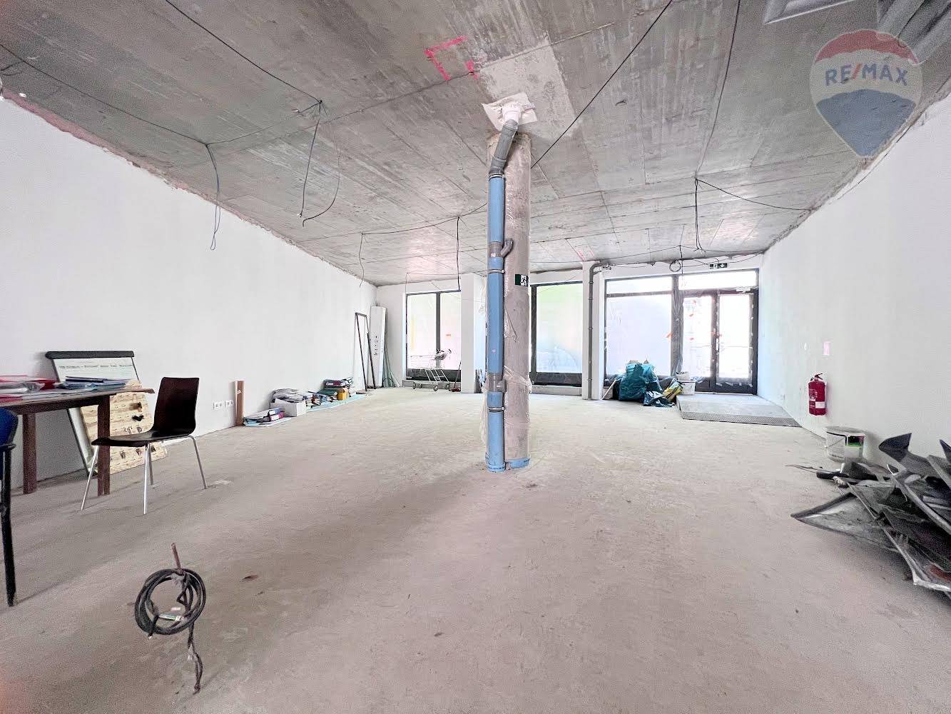 Obchodný priestor 230m s vnútornou terasou, priamym vstupom a vitrínami na Mickiewiczovu ulicu