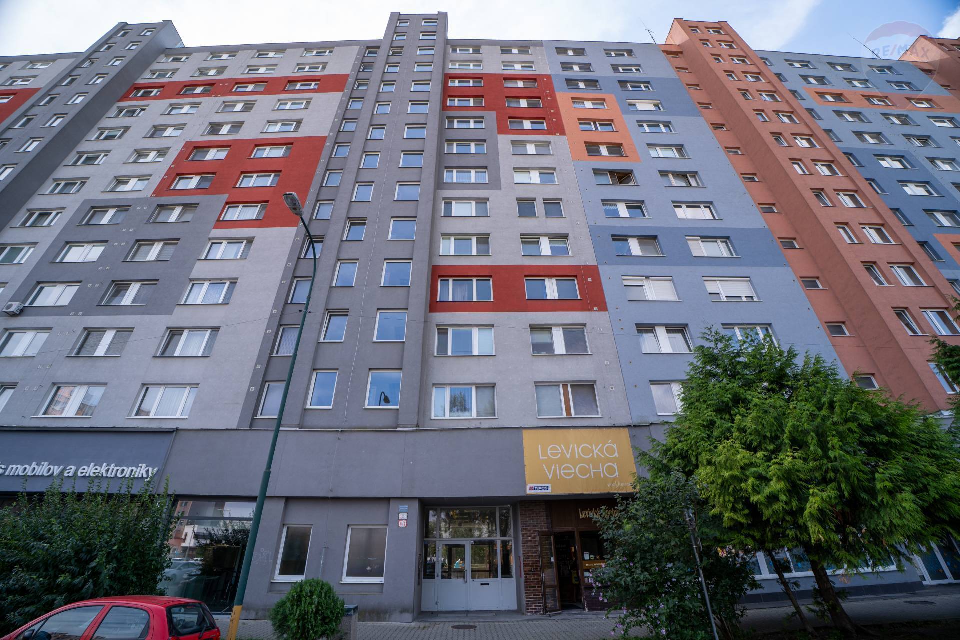 Na predaj dvojgarsónka v pôvodnom stave (2x loggia), Nám. Hraničiarov