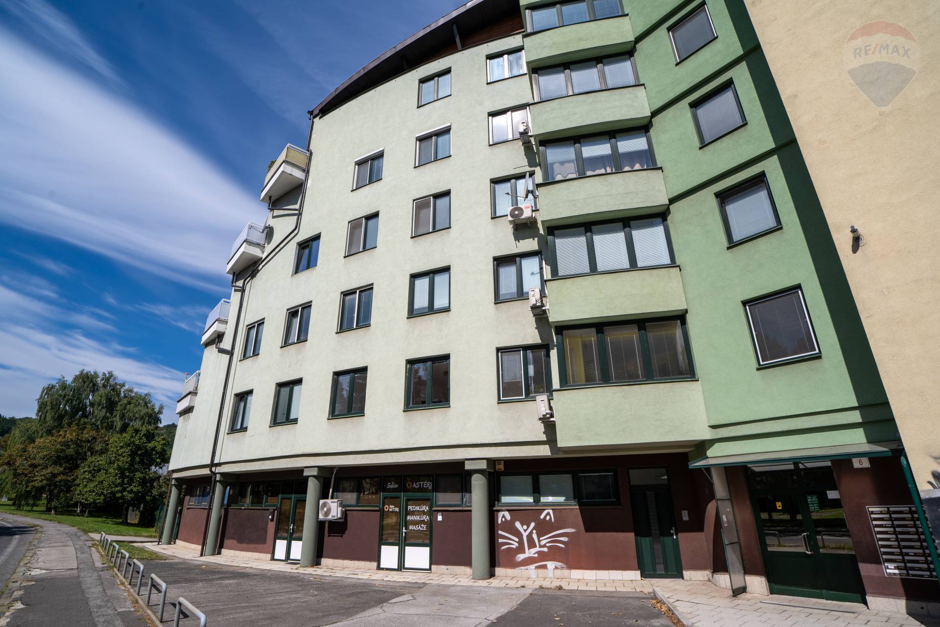 Predaj 3 izb. bytu s priestrannou terasou a vlastným pozemkom ( 196 m2) na parkovanie, Žatevná ulica