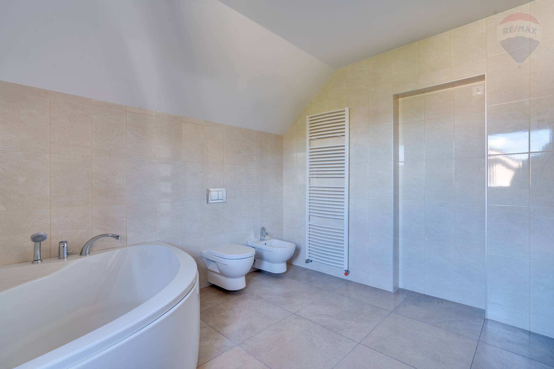 Predaj domu 195 m2, Malinovo  -  6-izbový rodinný dom s dvojgarážou v Malinove