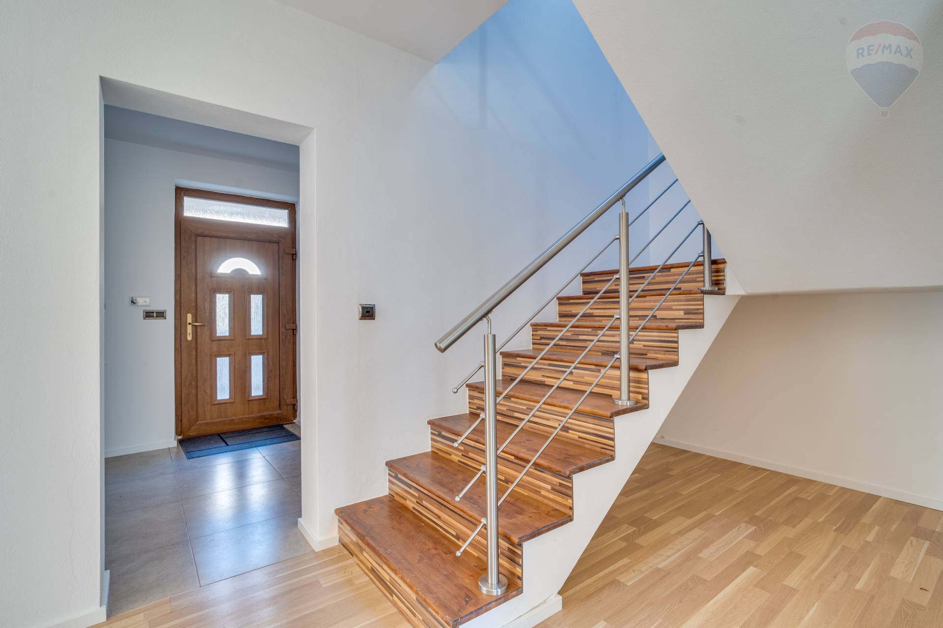 Predaj domu 195 m2, Malinovo  -  6-izbový rodinný dom s dvojgarážou v Malinove