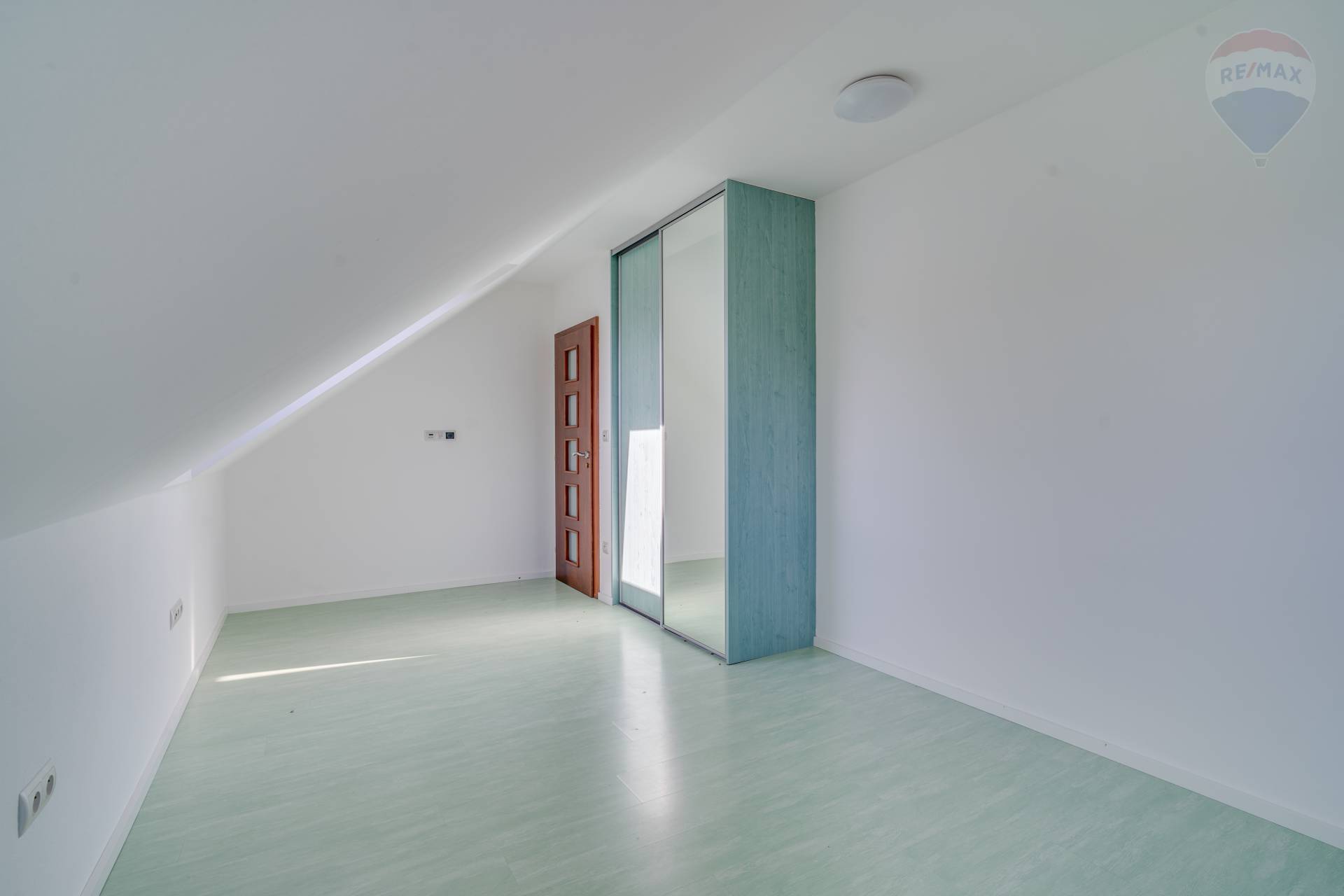 Predaj domu 195 m2, Malinovo  -  6-izbový rodinný dom s dvojgarážou v Malinove