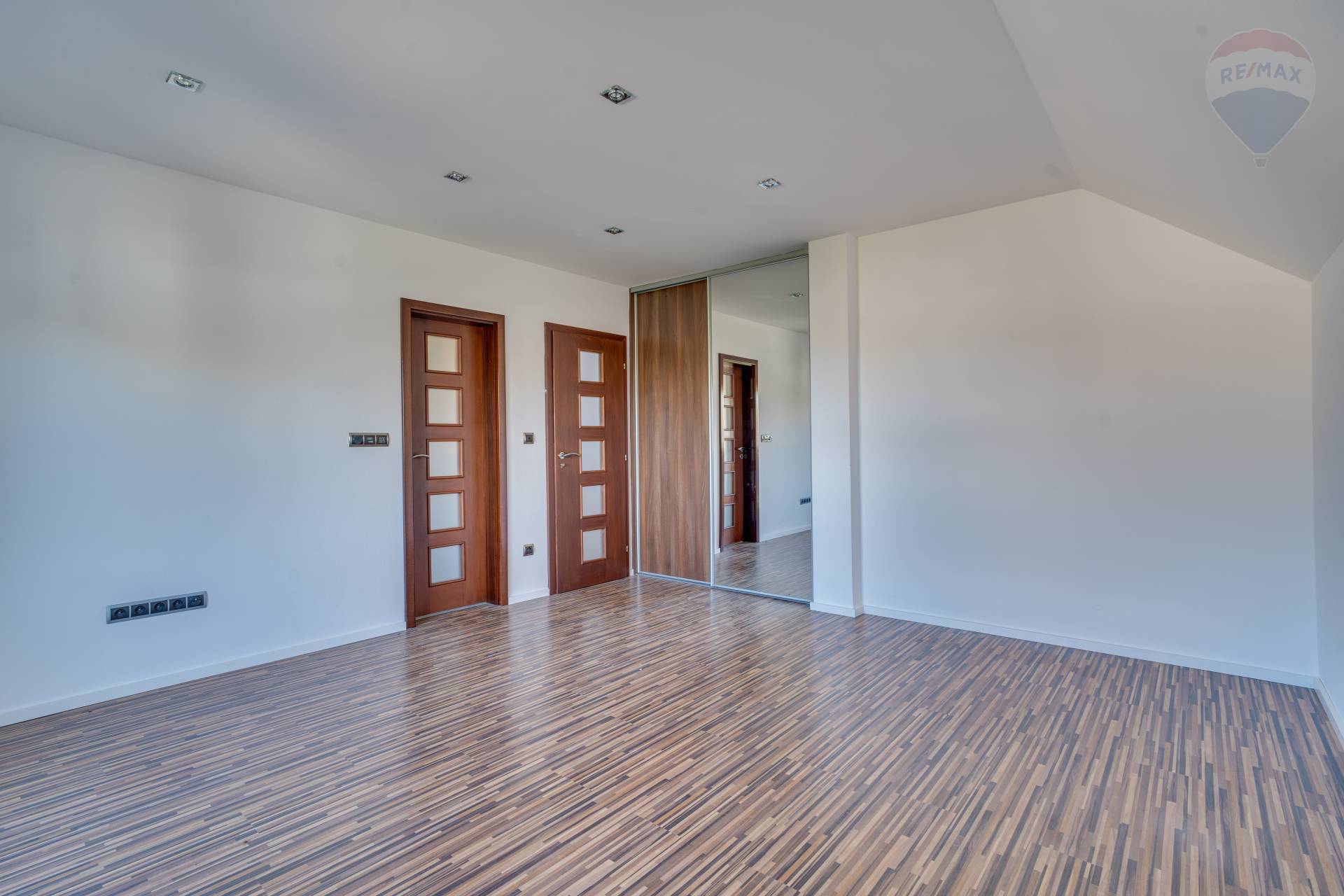 Predaj domu 195 m2, Malinovo  -  6-izbový rodinný dom s dvojgarážou v Malinove