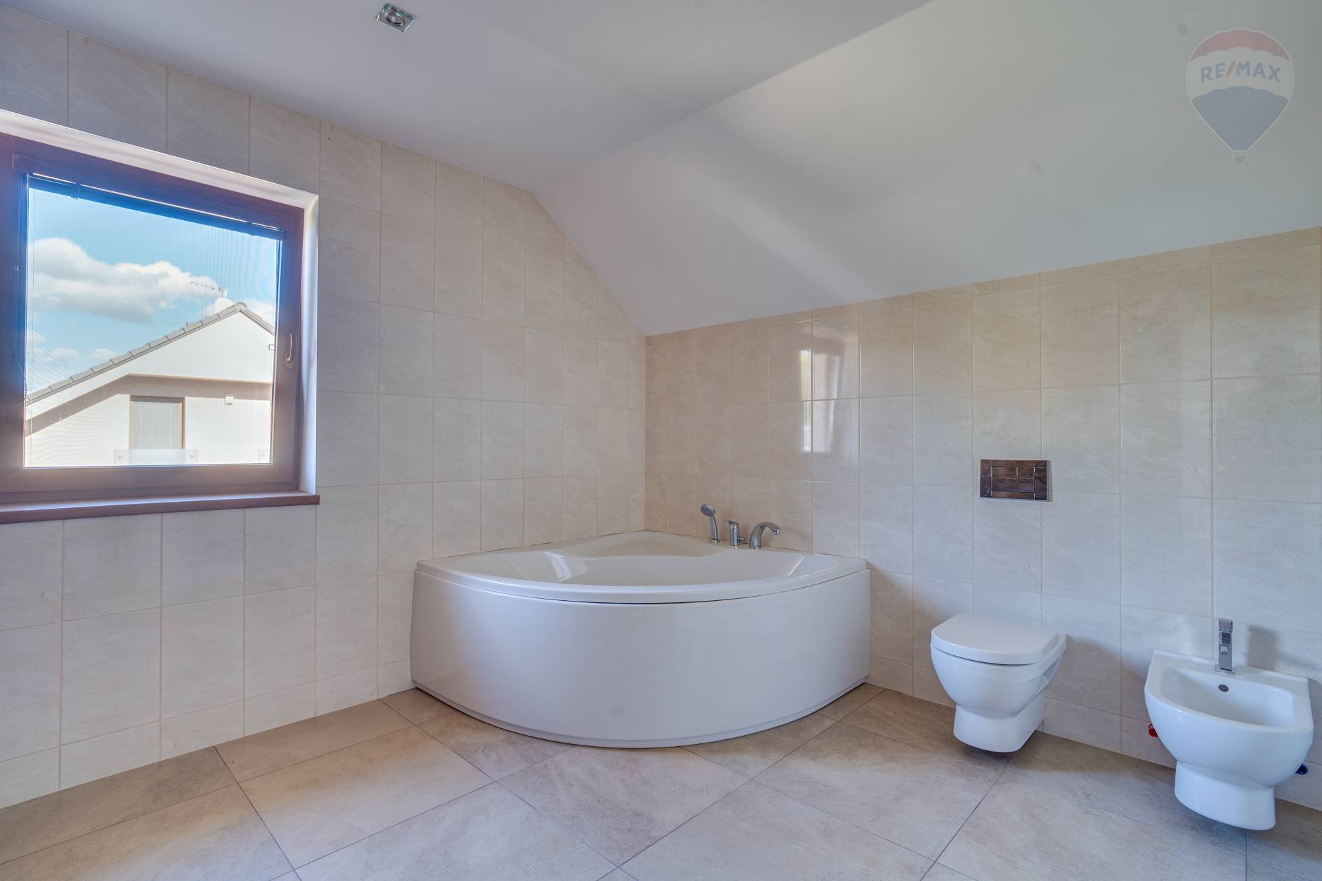 Predaj domu 195 m2, Malinovo  -  6-izbový rodinný dom s dvojgarážou v Malinove