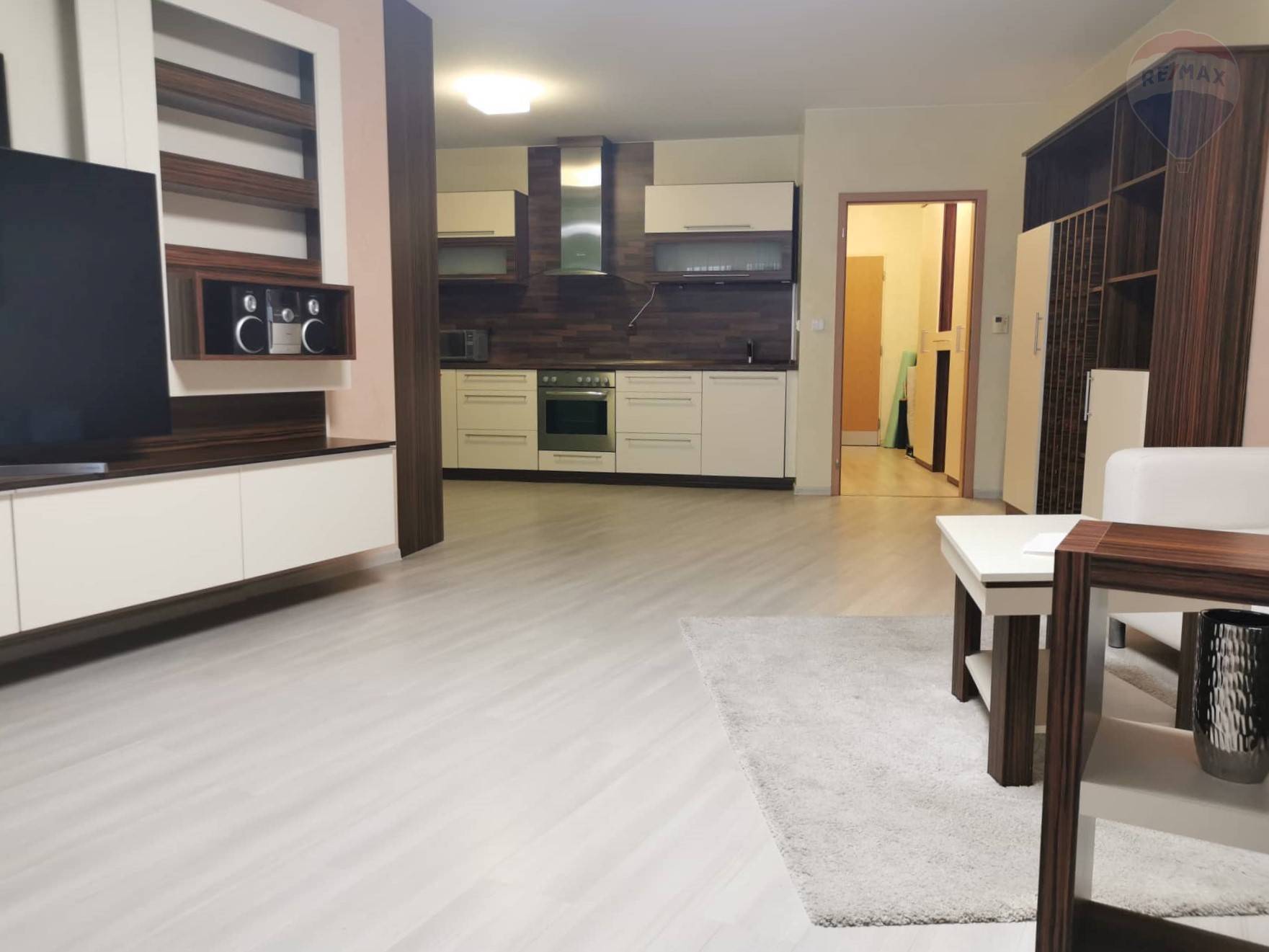 Prenájom priestranného 1 izb. bytu (62m2) v novostavbe na Kresánkovej ulici, s parkovacím miestom