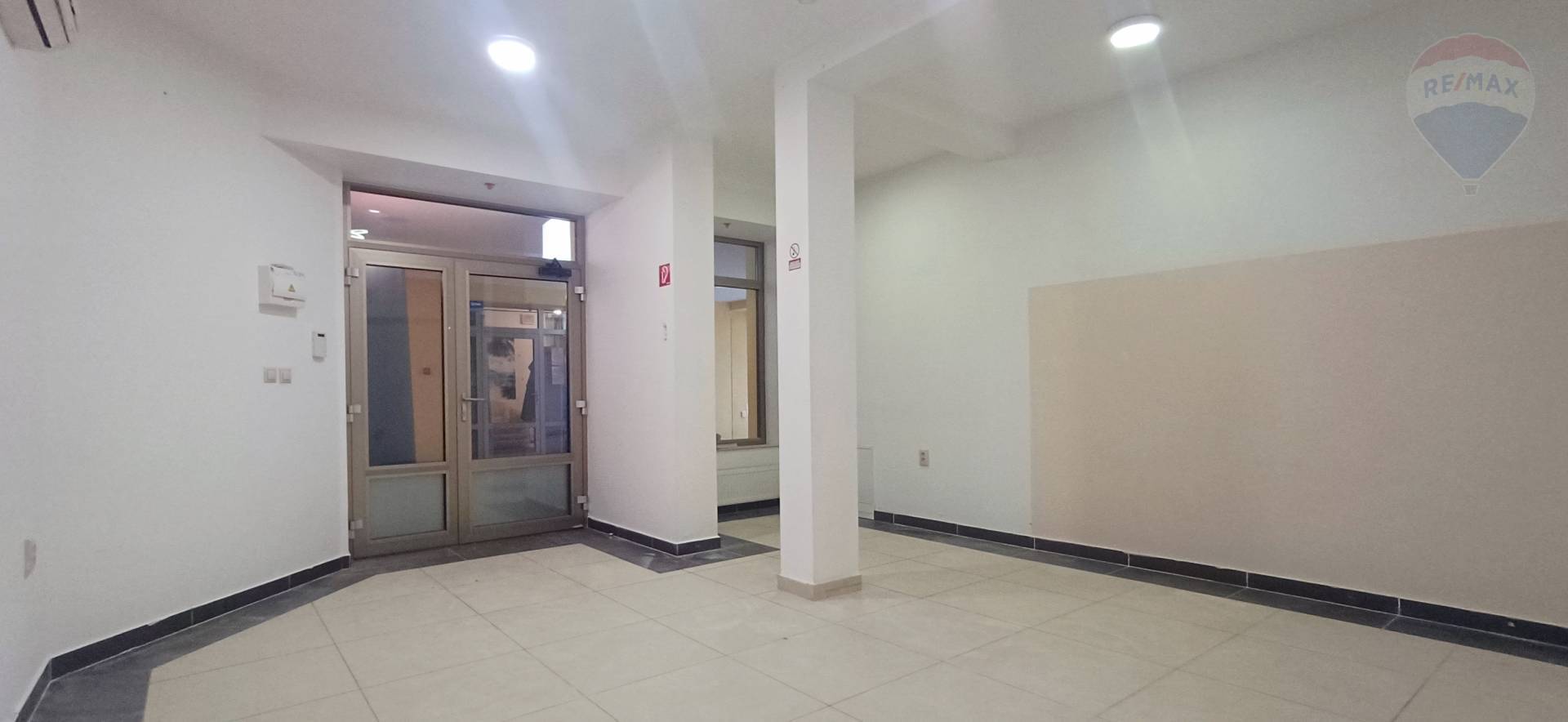 PRENÁJOM: obchodný priestor, 26 m2, Obchodná ulica