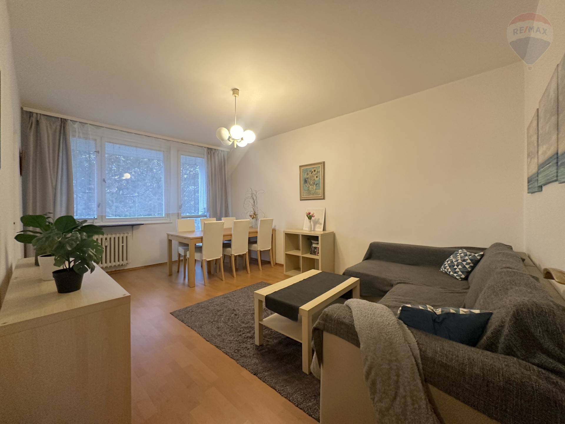 Na predaj  3-izbový byt s veľkou lodžiou na Mudrochovej ulici v Rači