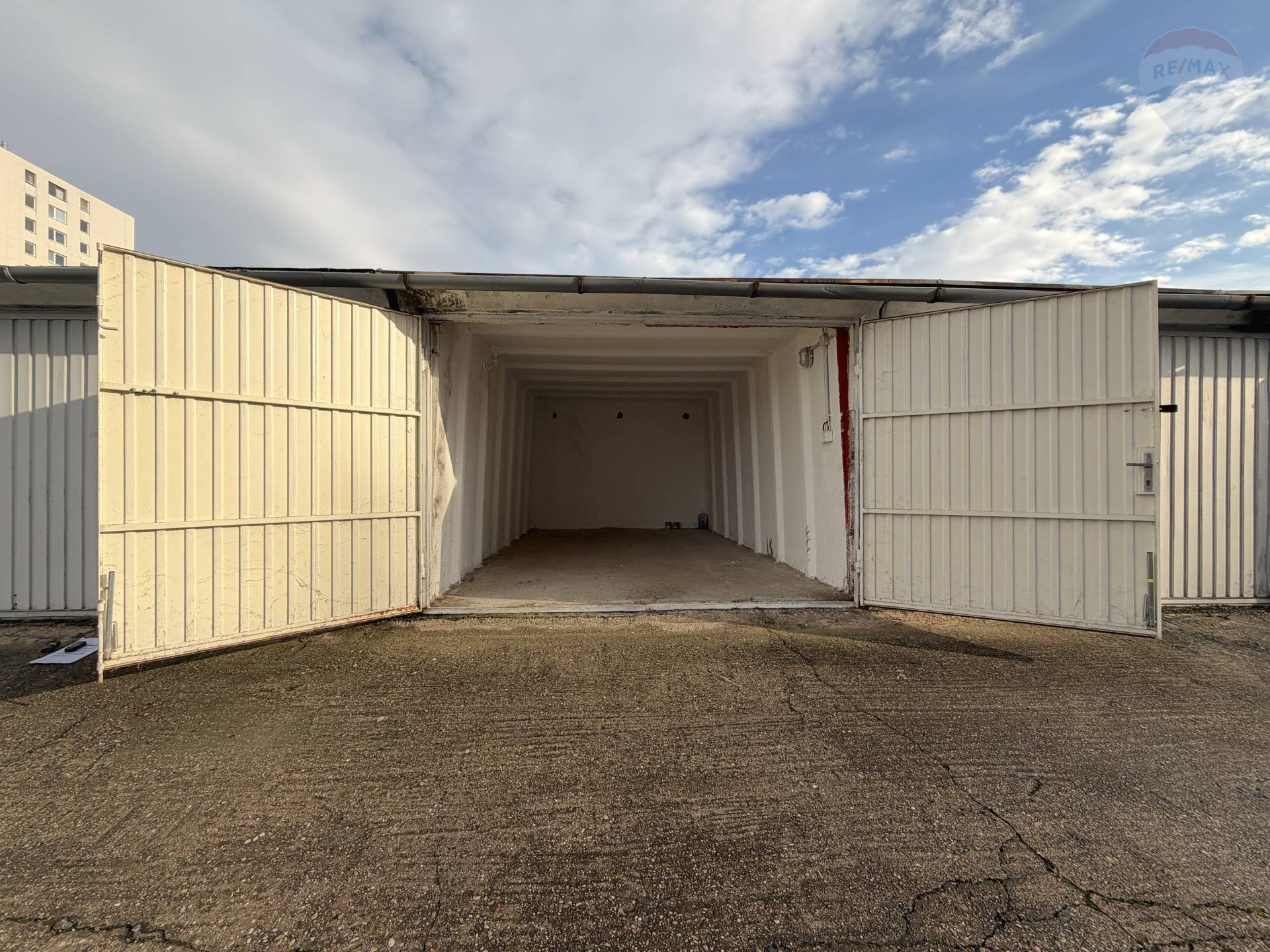 Na predaj garáž v uzavretom dvore, ulica Obrancov mieru, Pezinok