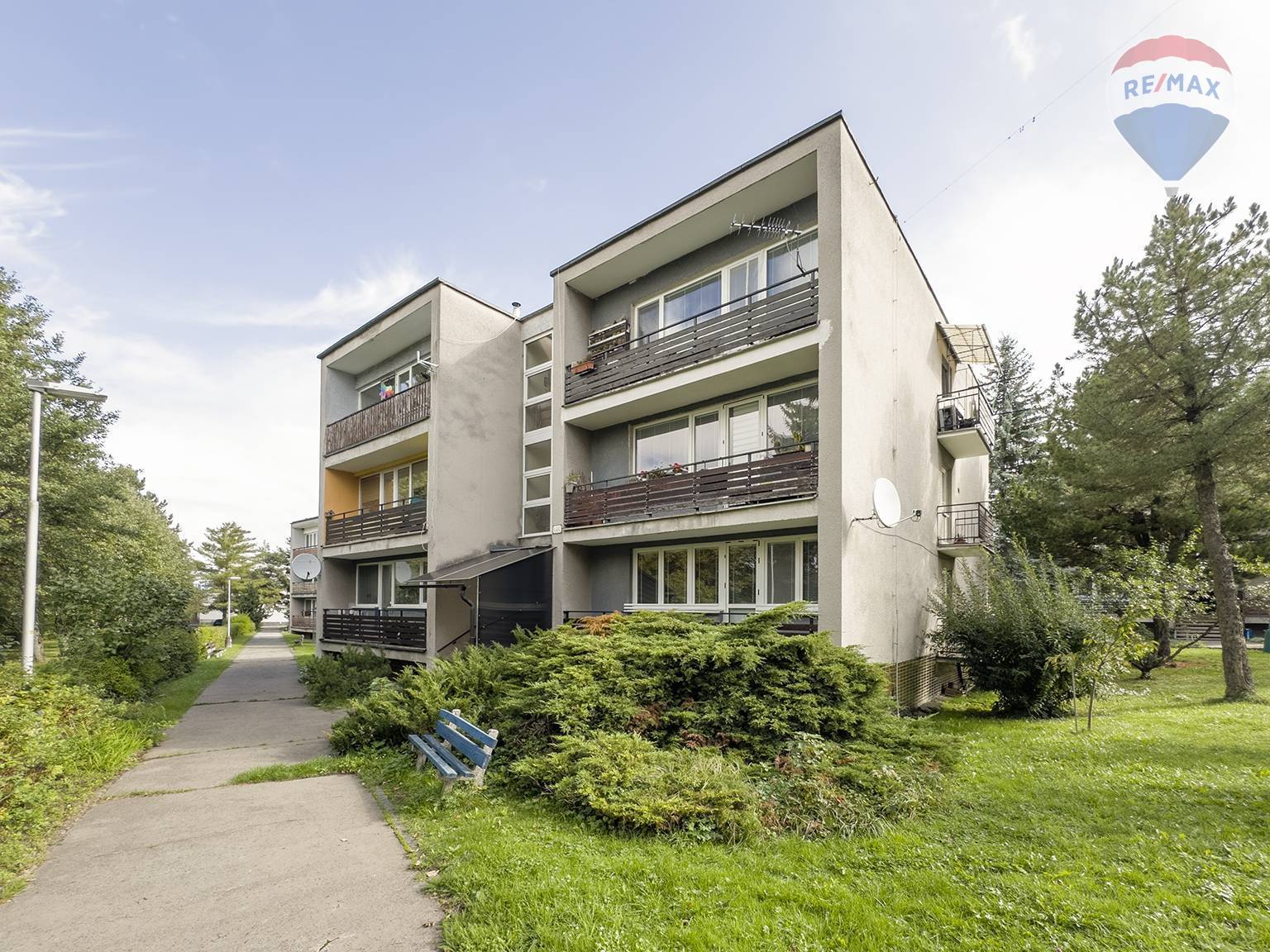 Predaj bytu (4 izbový) 110 m2, Liptovský Mikuláš  -  pohľad na bytovku