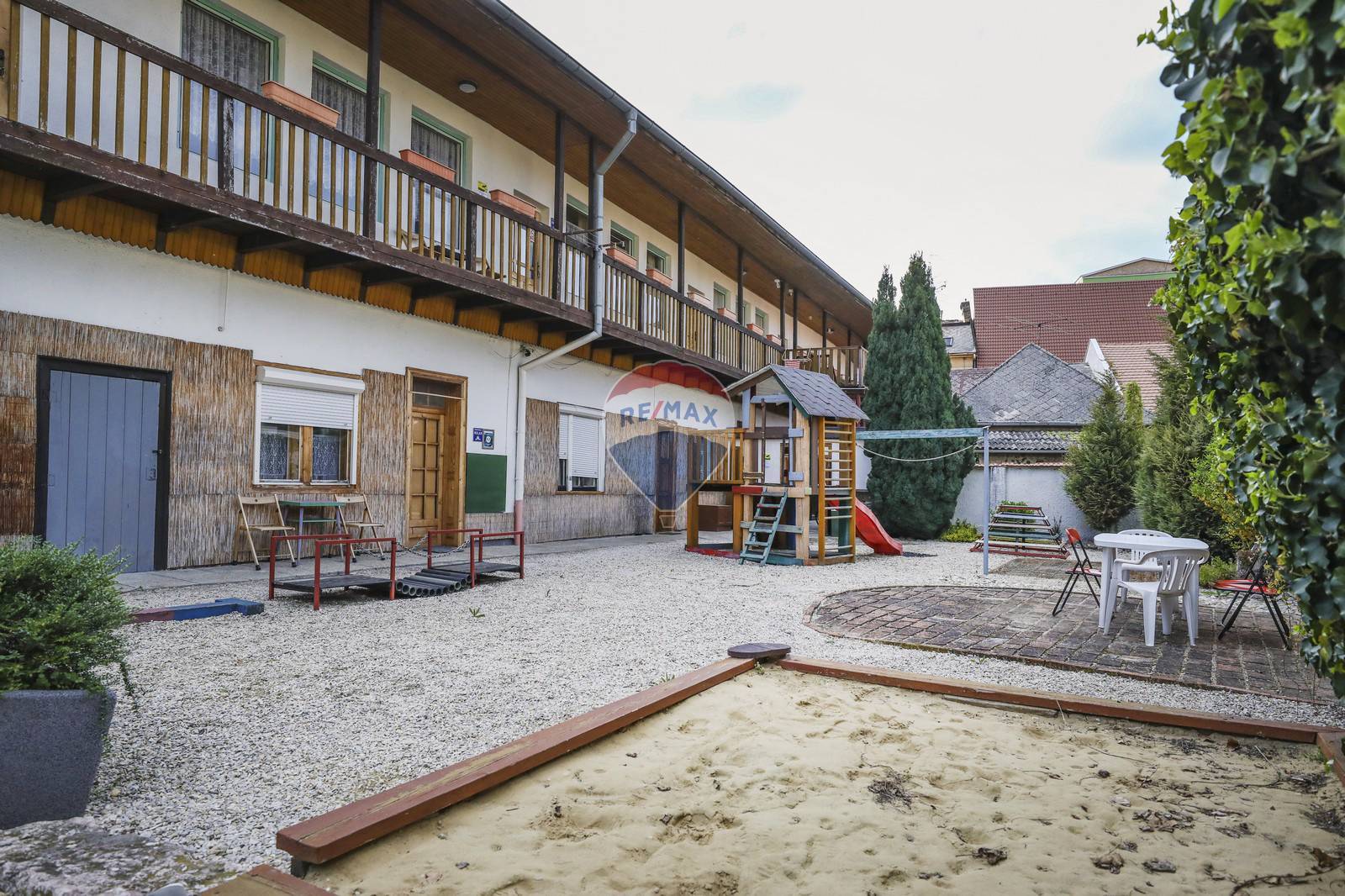 Polyfunkčná budova s apartmánmi a veľkou záhradou v historickom centre mesta Komárno na predaj