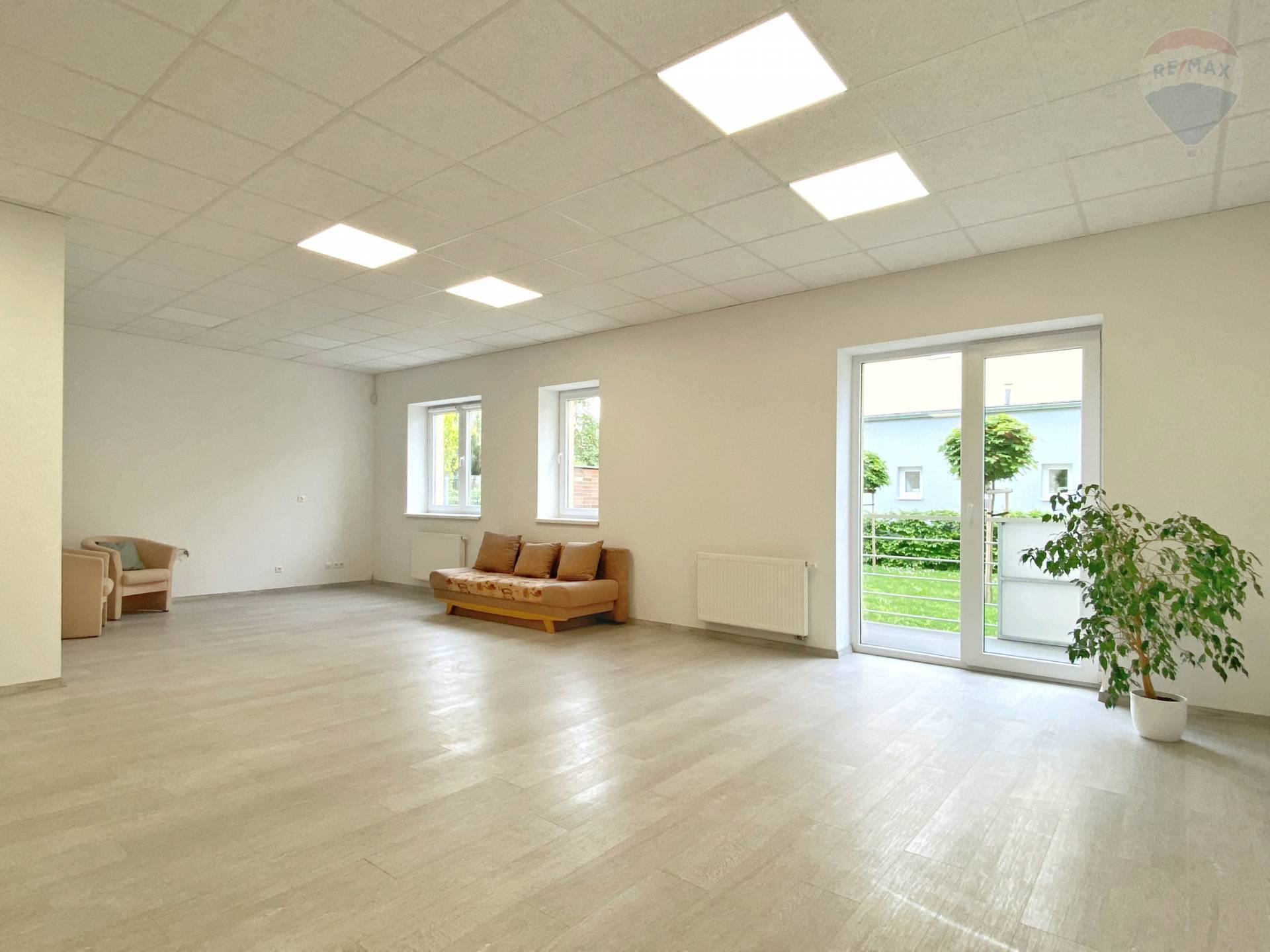 Prenájom kancelárskych priestorov 73,5 m2, kľudná časť Starého sídliska - Prievidza