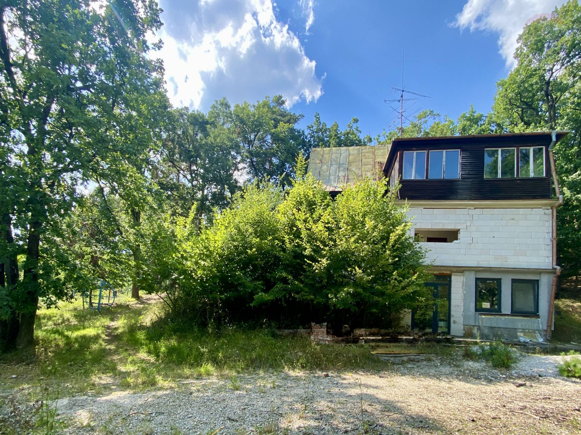 INVESTIČNÁ PRÍLEŽITOSŤ– Pozemok 2.937 m2 s rozostavanou stavbou a projektom apartm. bývania– Bojnice