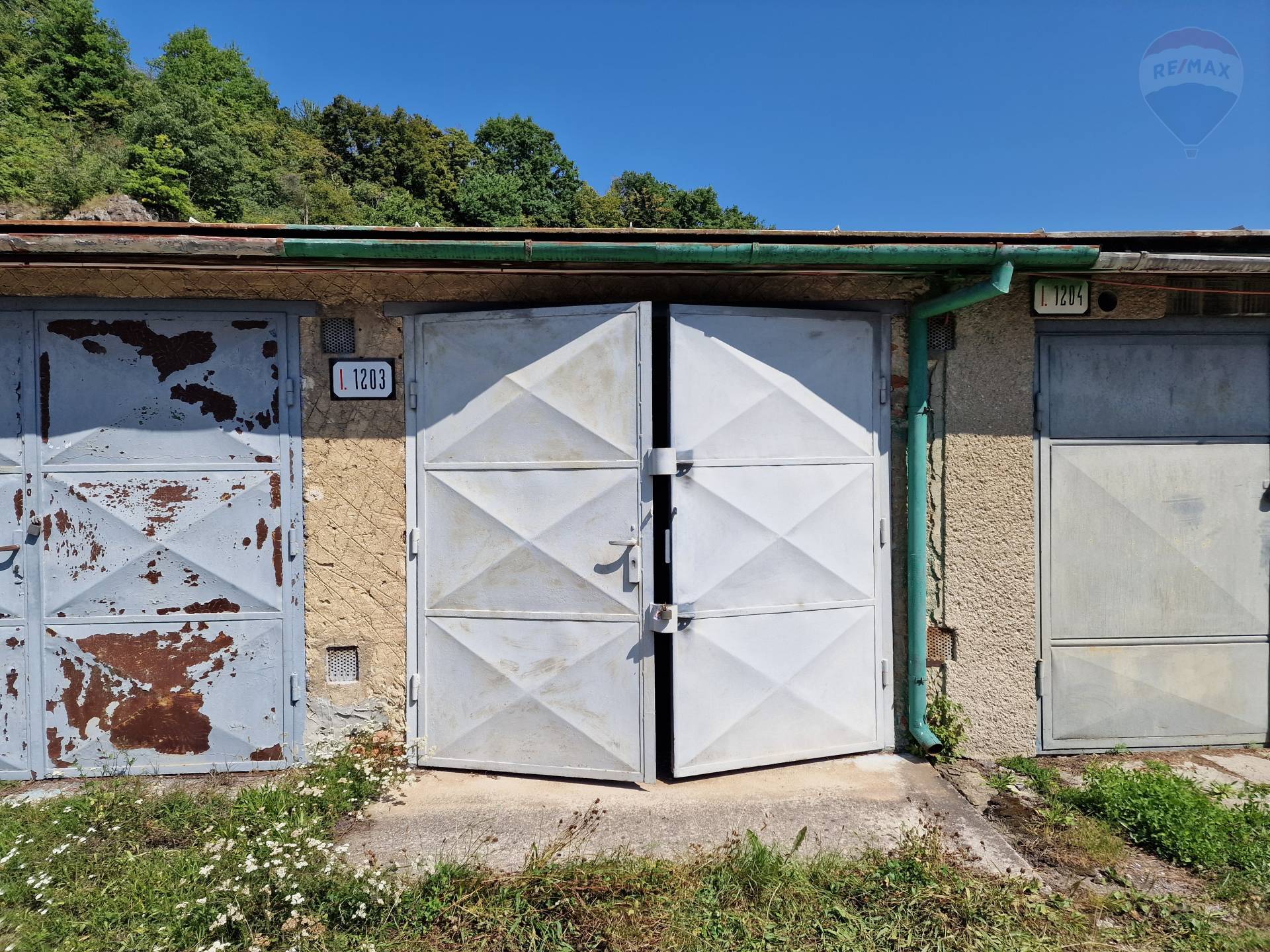  Garáž s pozemkom 18m2 POD SKALKOU 1. RADA , elektrina 220 + 380 V