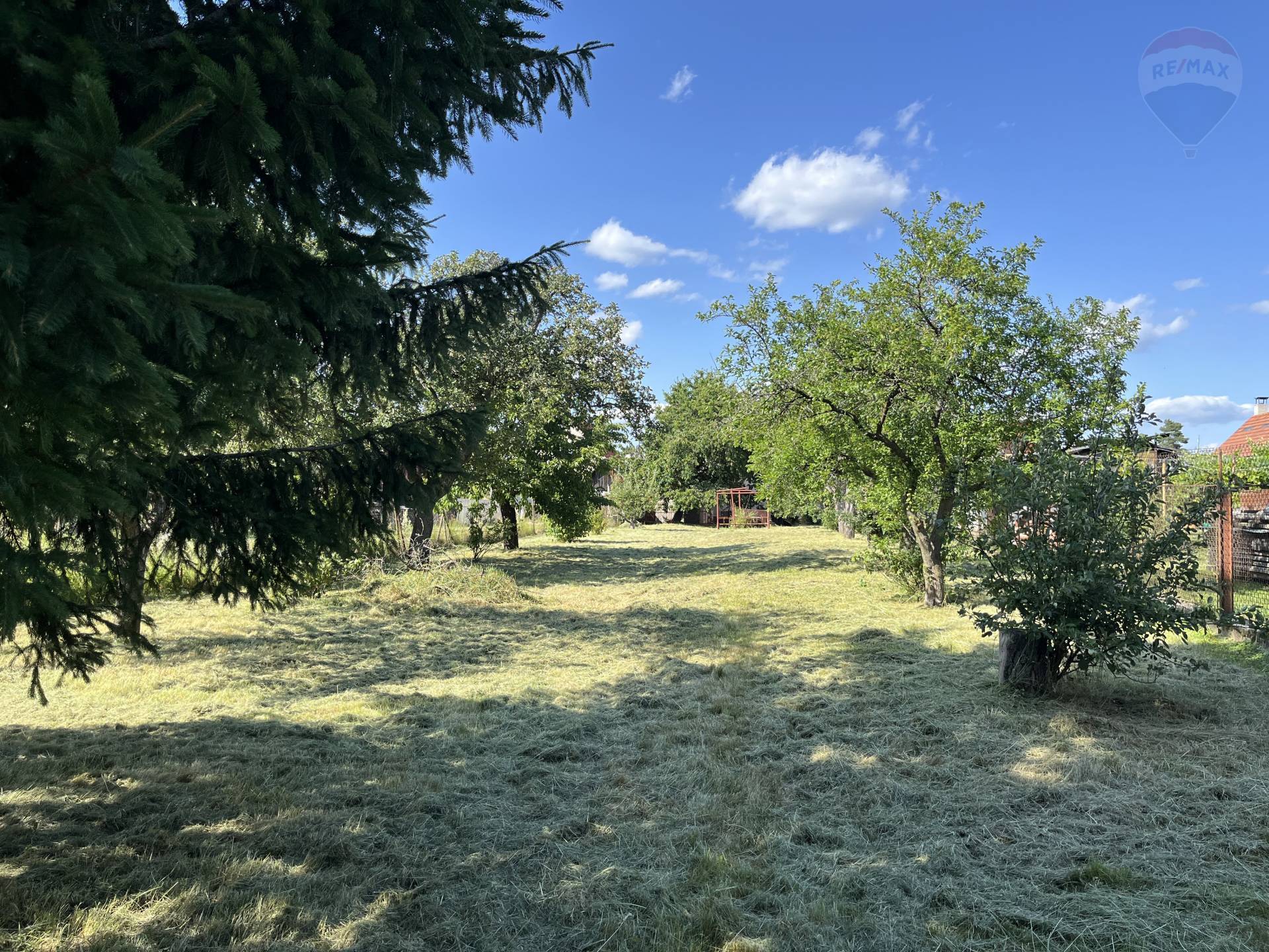 Slnečný rovinatý pozemok ( 1370 m2) so starším rodinným domom - Sebedražie