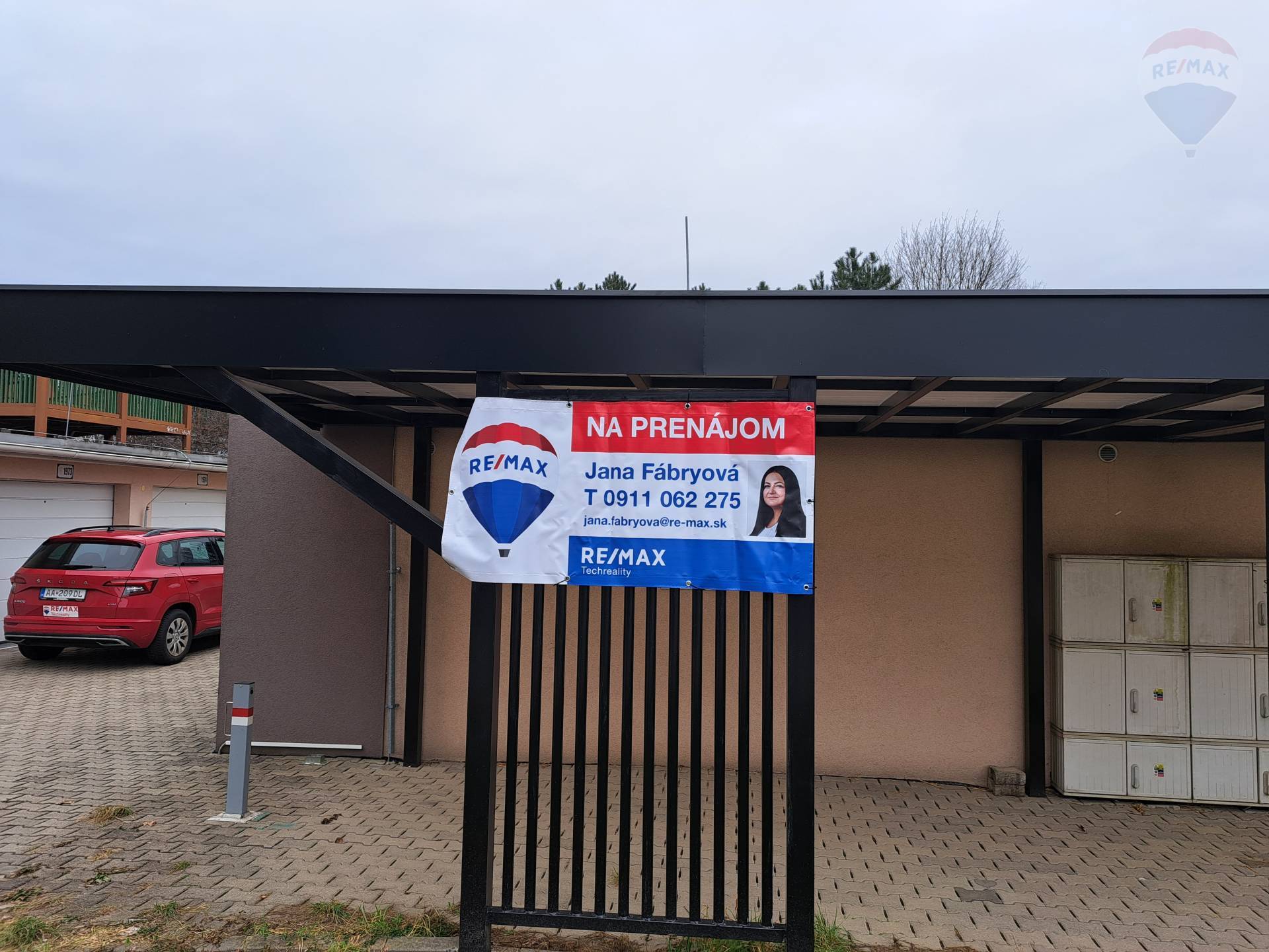 Prenájom - prestrešené, uzamykateľné parkovacie miesto na ulici Tolstého Prievidza.