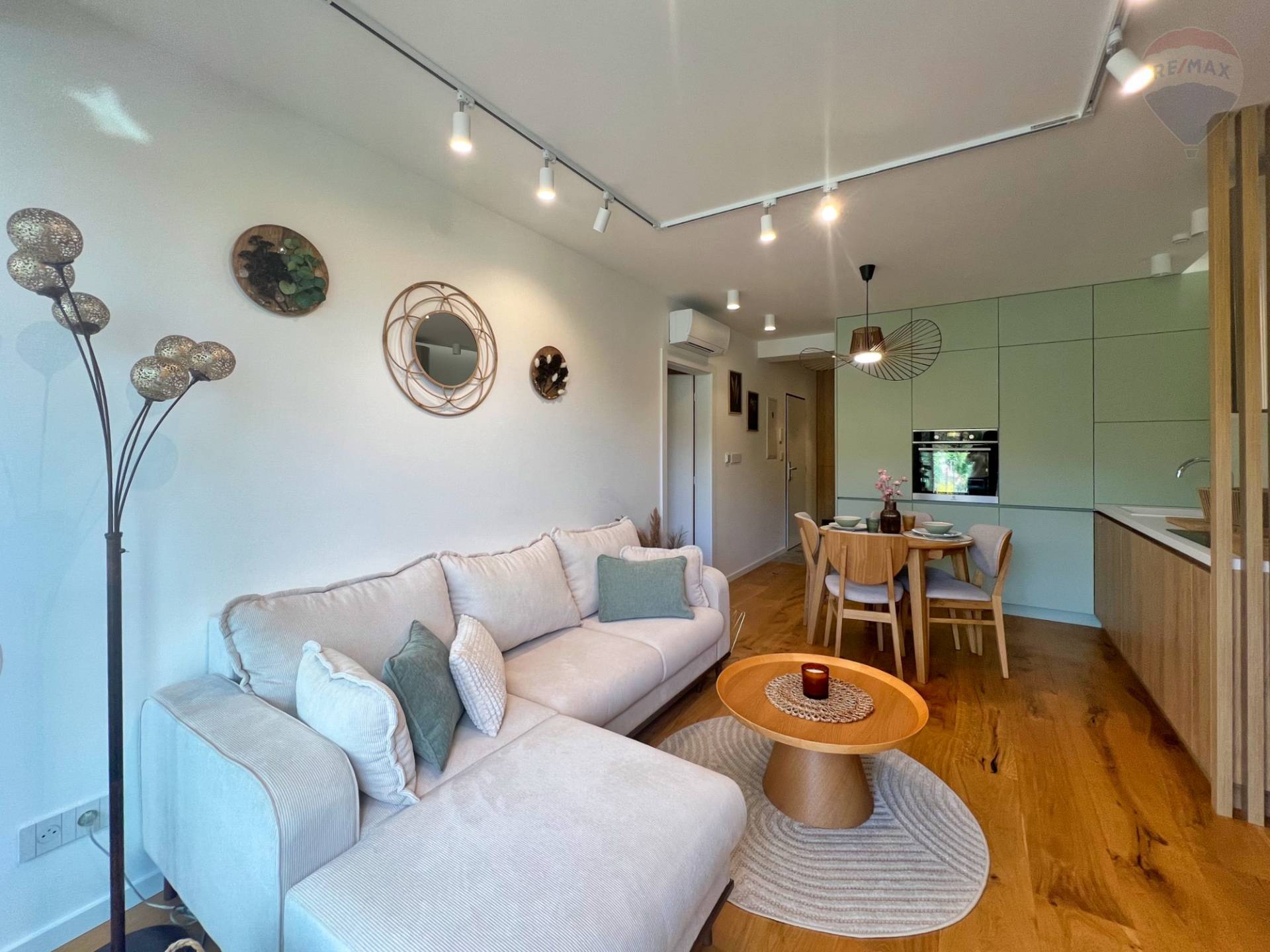 Prenájom bytu (2 izbový) 45 m2, Bojnice  -  Prenájom exkluzívneho 2 izbového bytu s veľkou terasou, záhradkou a parkovacím miestom v Bojniciach