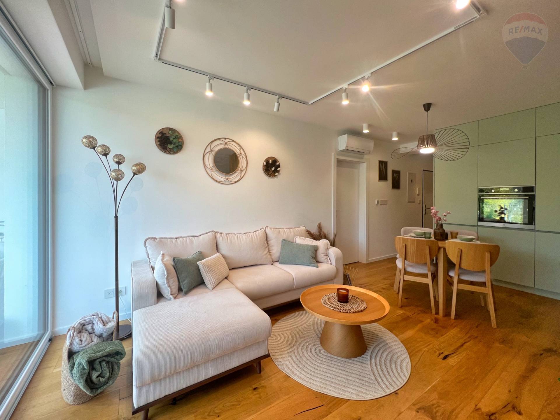 Prenájom bytu (2 izbový) 45 m2, Bojnice  -  Prenájom exkluzívneho 2 izbového bytu s veľkou terasou, záhradkou a parkovacím miestom v Bojniciach