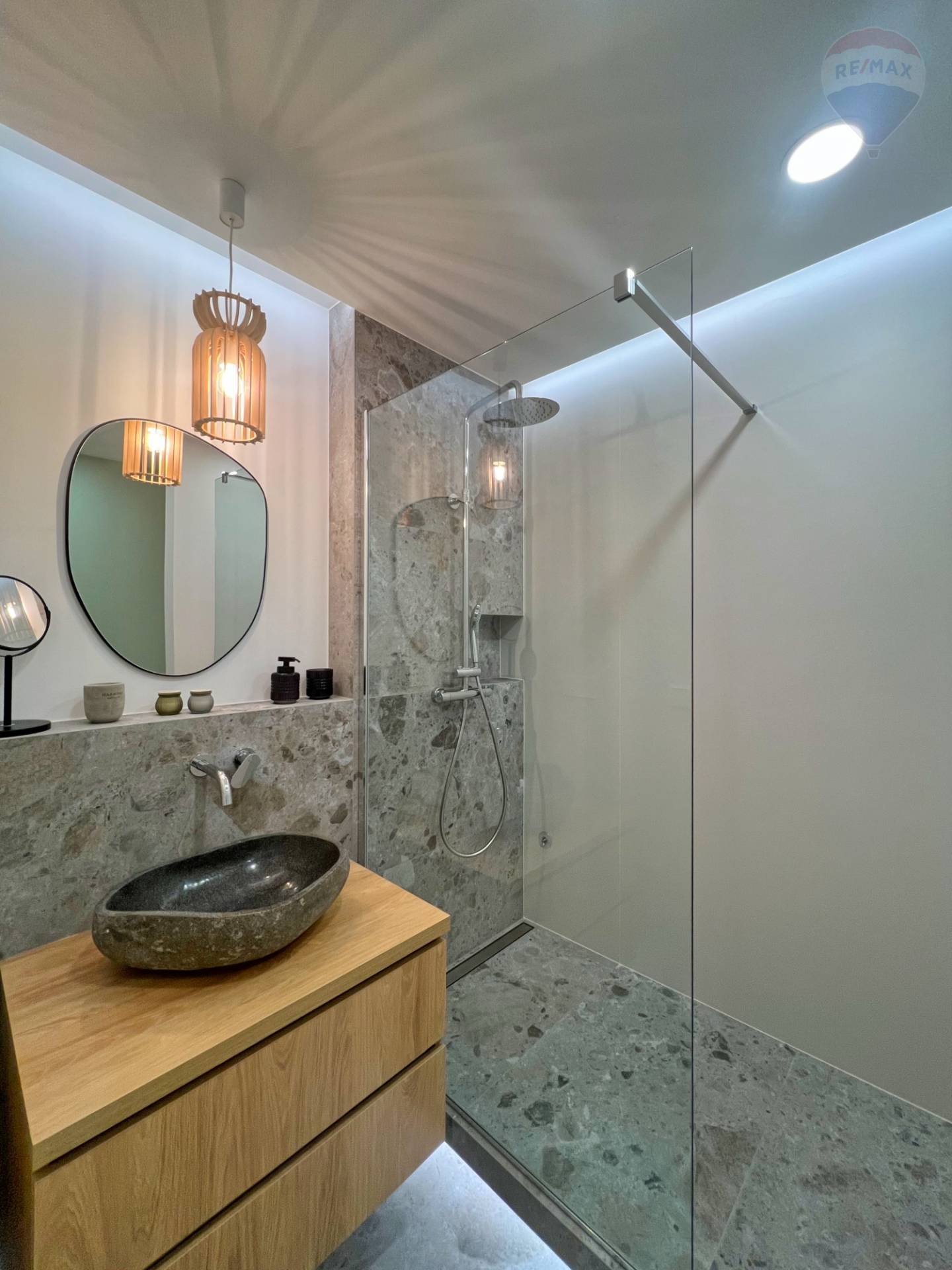 Prenájom bytu (2 izbový) 45 m2, Bojnice  -  Prenájom exkluzívneho 2 izbového bytu s veľkou terasou, záhradkou a parkovacím miestom v Bojniciach