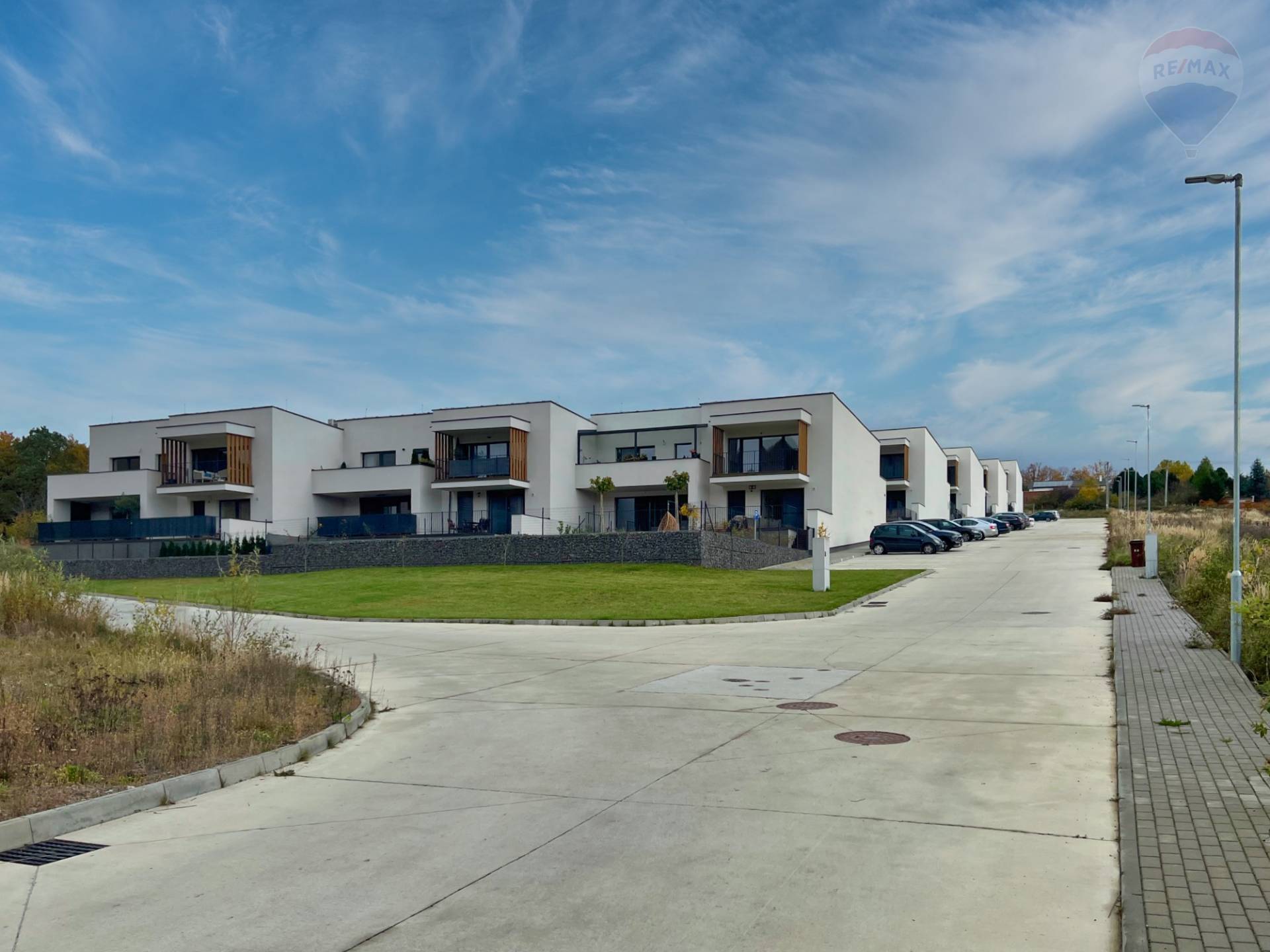 Prenájom bytu (2 izbový) 45 m2, Bojnice  -  Prenájom exkluzívneho 2 izbového bytu s veľkou terasou, záhradkou a parkovacím miestom v Bojniciach