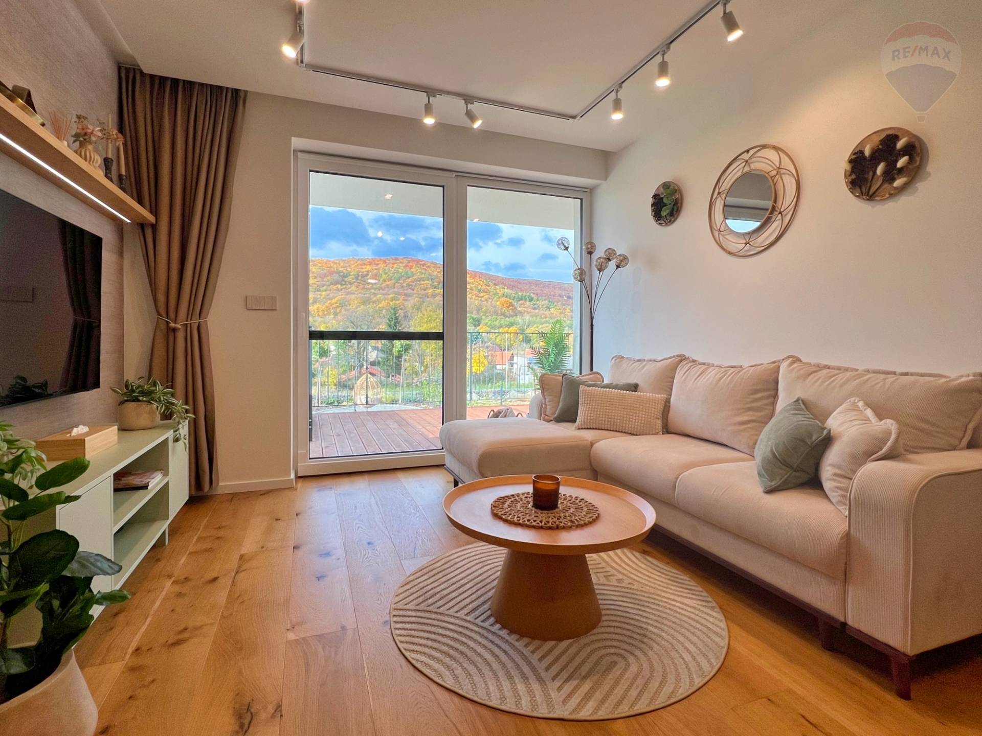 Prenájom bytu (2 izbový) 45 m2, Bojnice  -  Prenájom exkluzívneho 2 izbového bytu s veľkou terasou, záhradkou a parkovacím miestom v Bojniciach