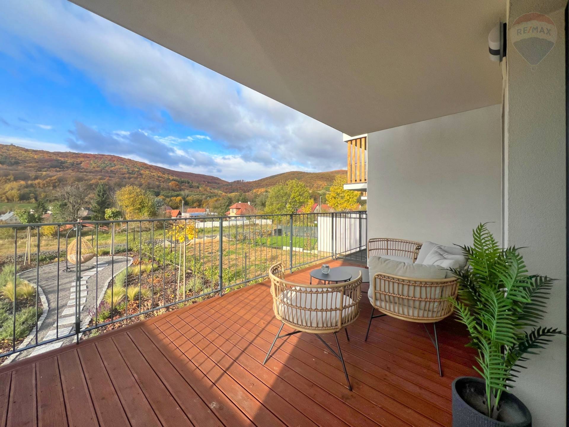 Prenájom bytu (2 izbový) 45 m2, Bojnice  -  Prenájom exkluzívneho 2 izbového bytu s veľkou terasou, záhradkou a parkovacím miestom v Bojniciach